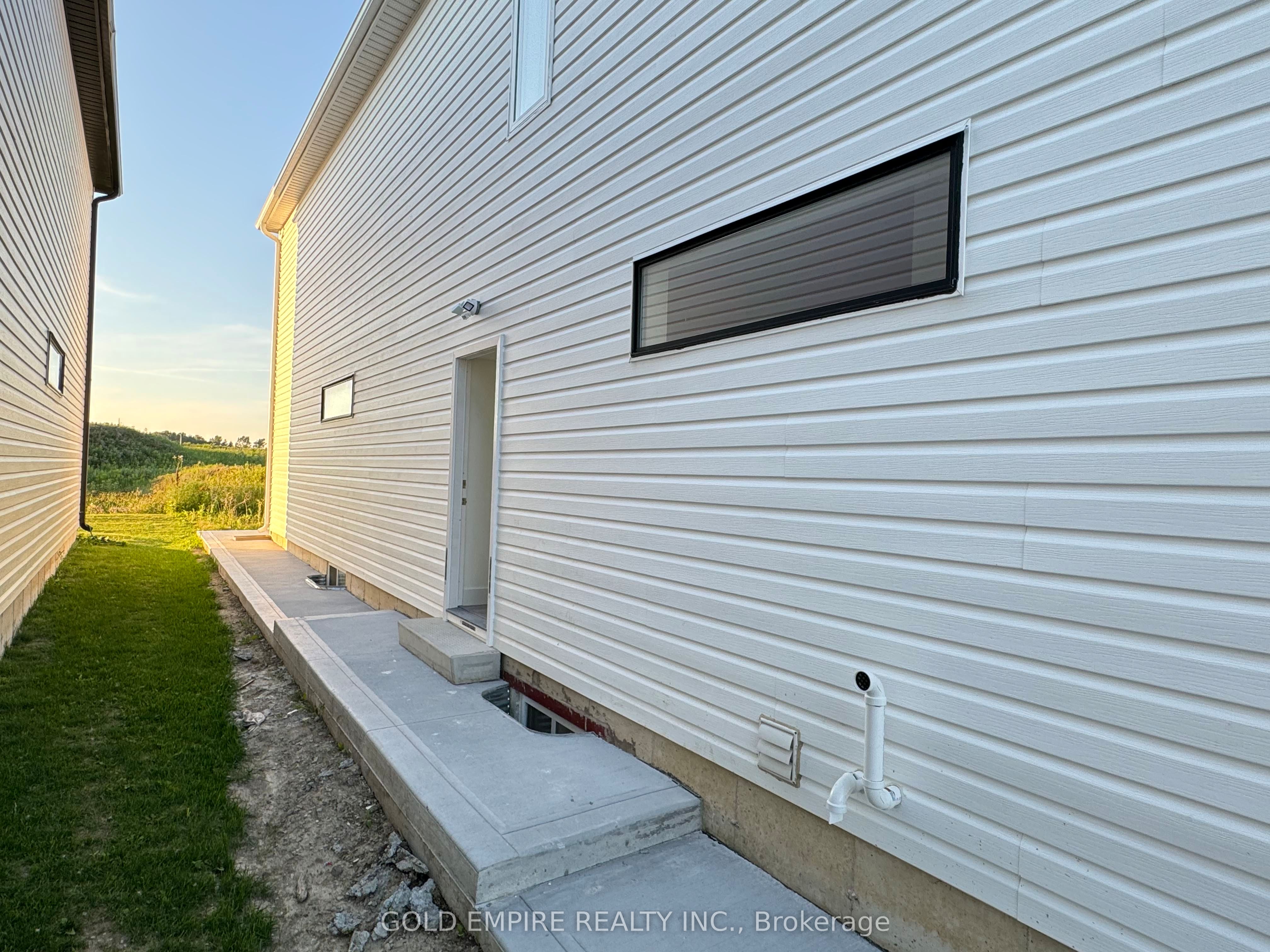 #lower - 1588 Capri Crescent Property Photo 2