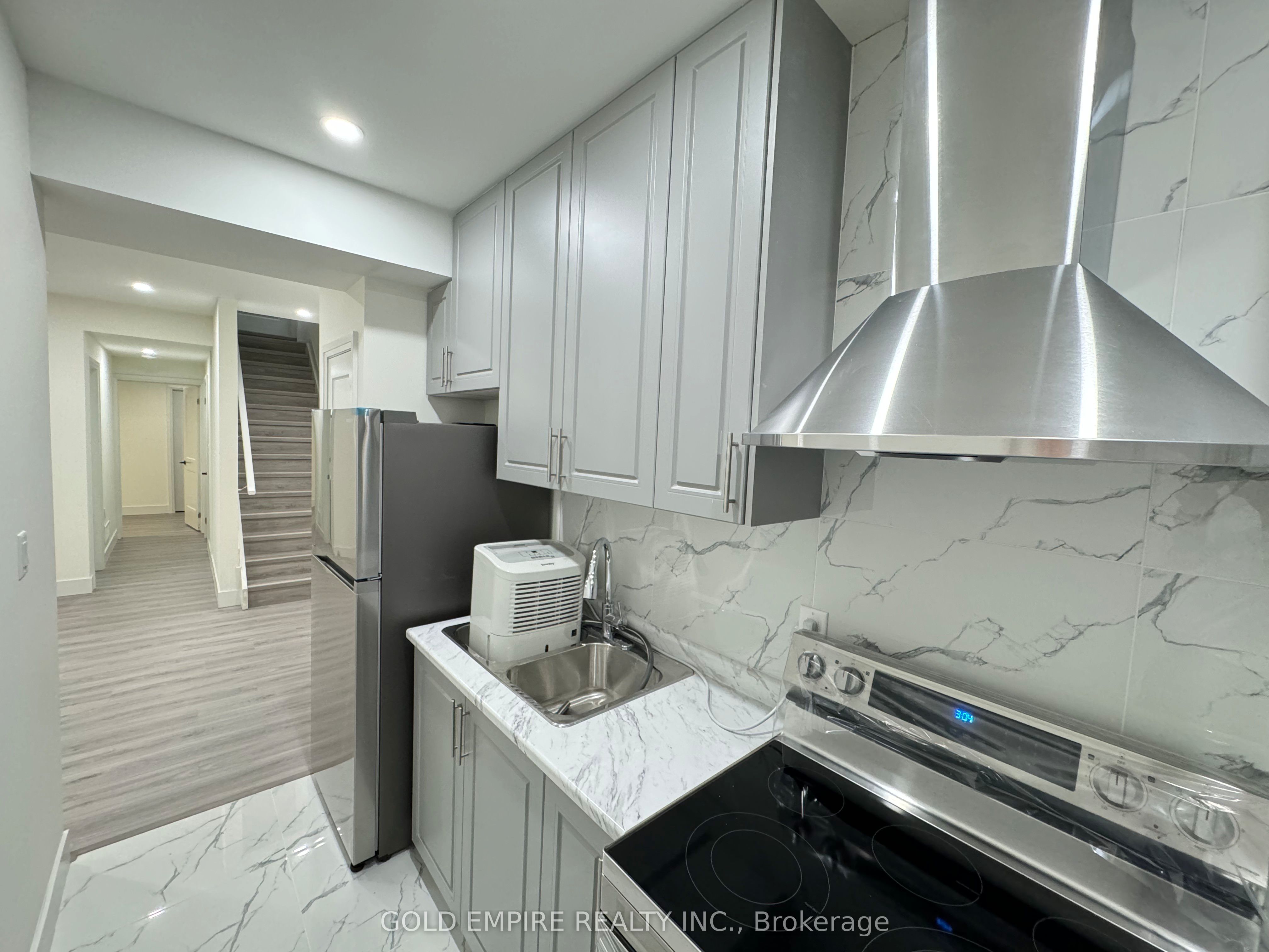 #lower - 1588 Capri Crescent Property Photo 8