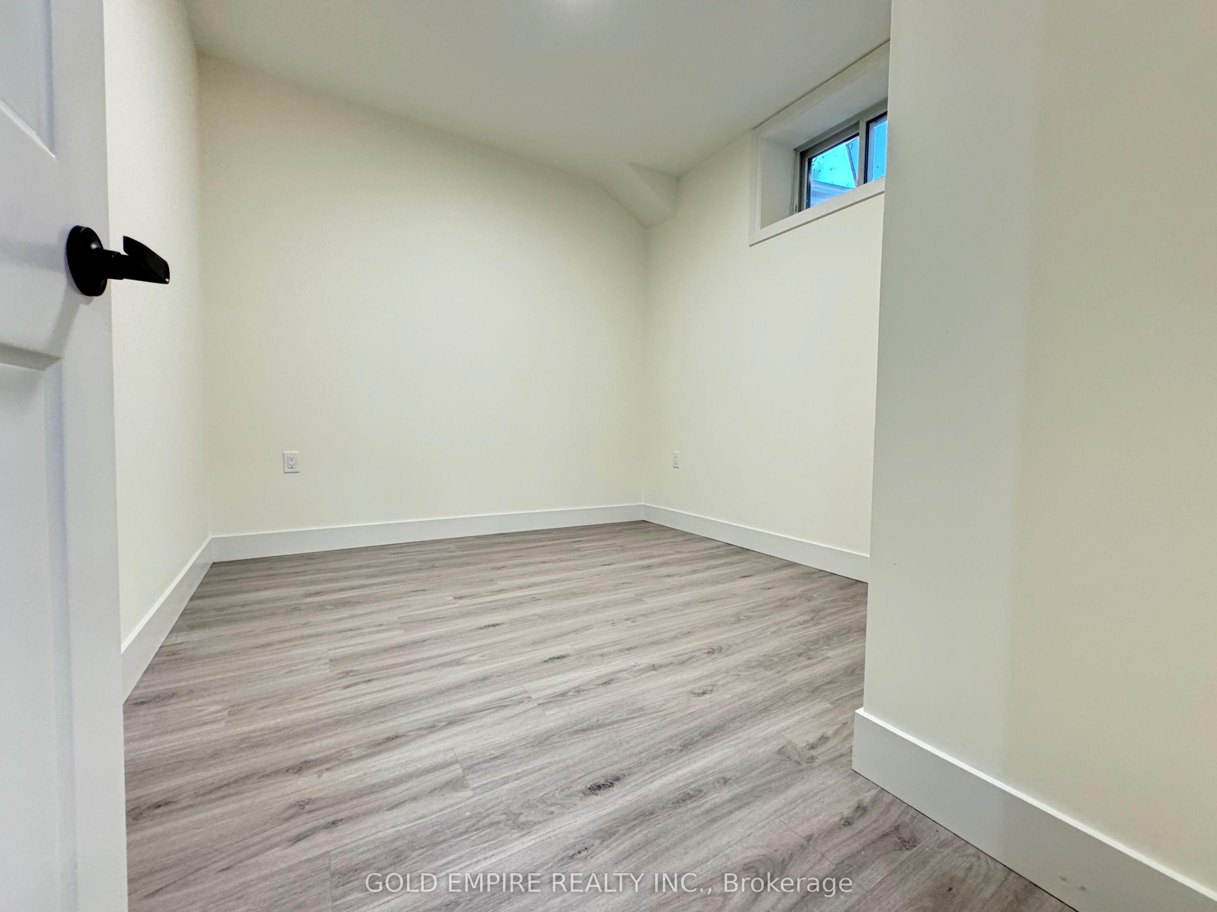 #lower - 1588 Capri Crescent Property Photo 10