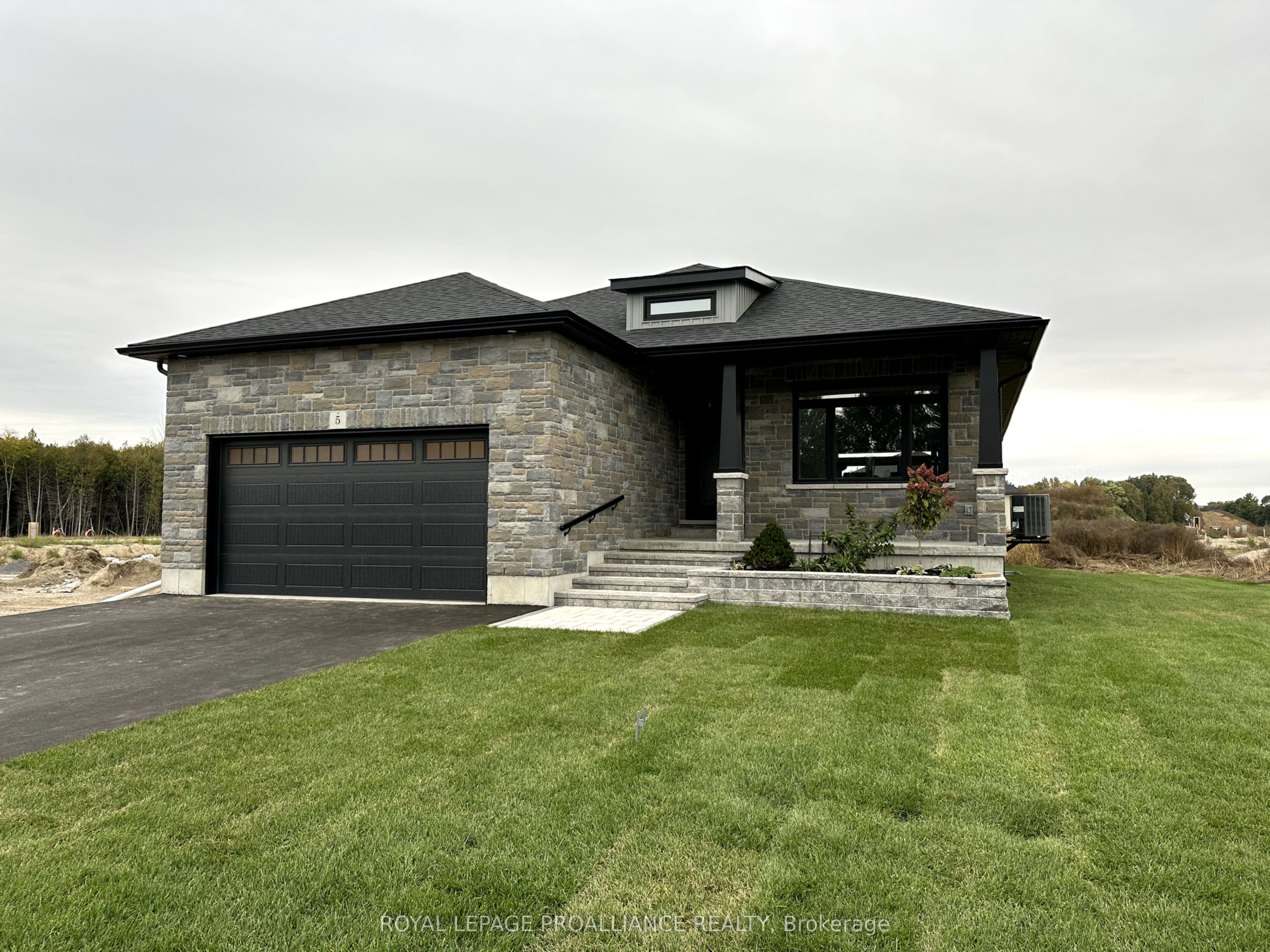 38 Mackenzie John Crescent Property Photo 1