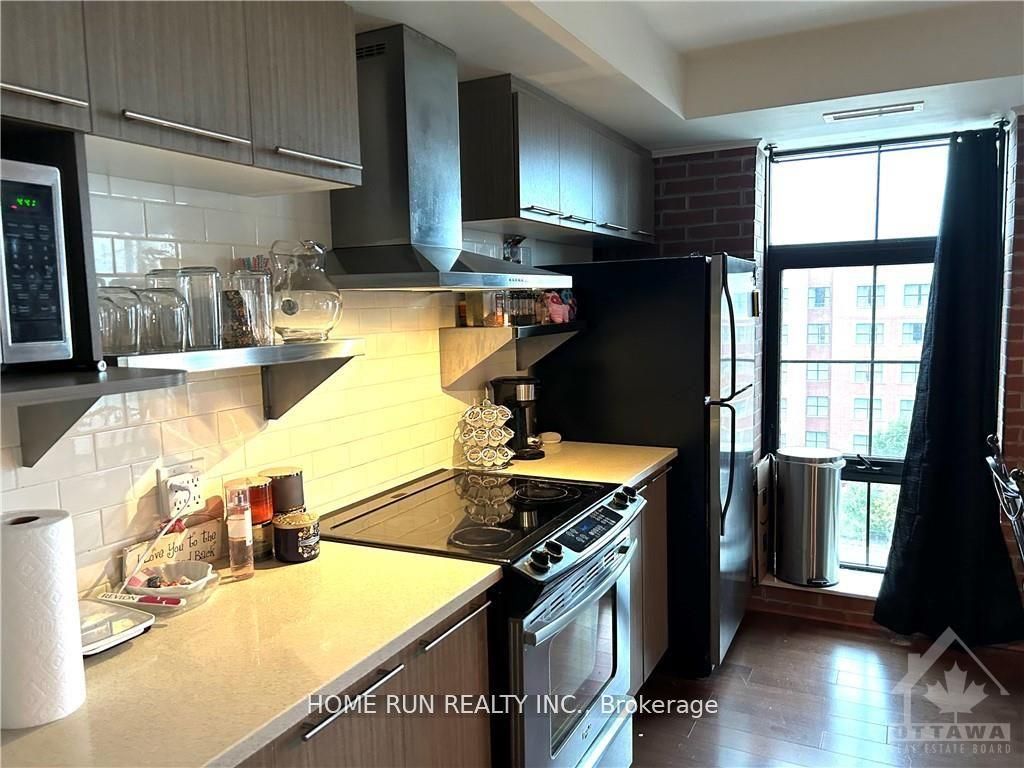 555 Anand Private 606 Property Photo 4