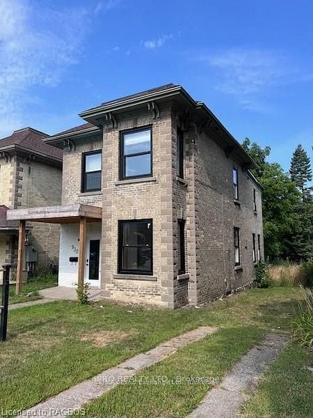932 Queen St Property Photo