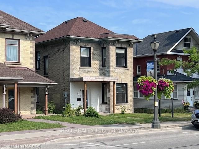 932 Queen Street Property Photo 3