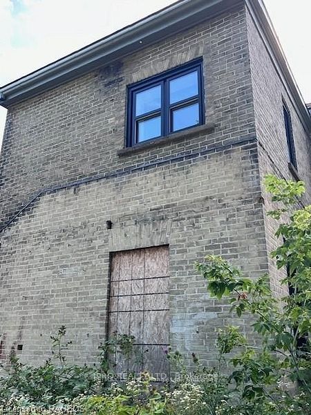 932 Queen Street Property Photo 6