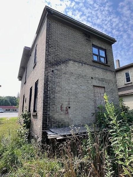 932 Queen Street Property Photo 7