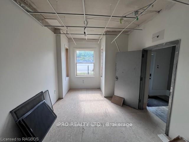 932 Queen Street Property Photo 10