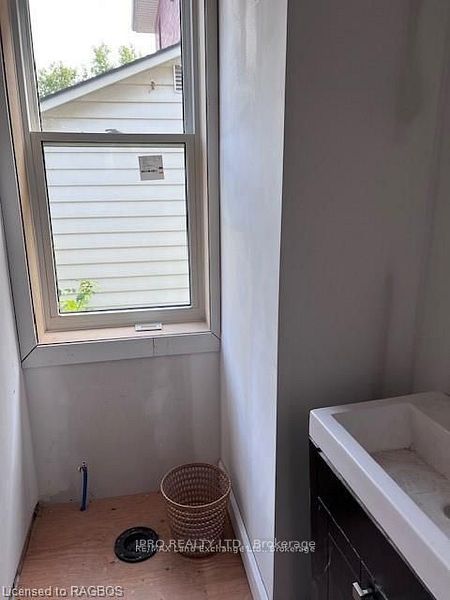 932 Queen Street Property Photo 16
