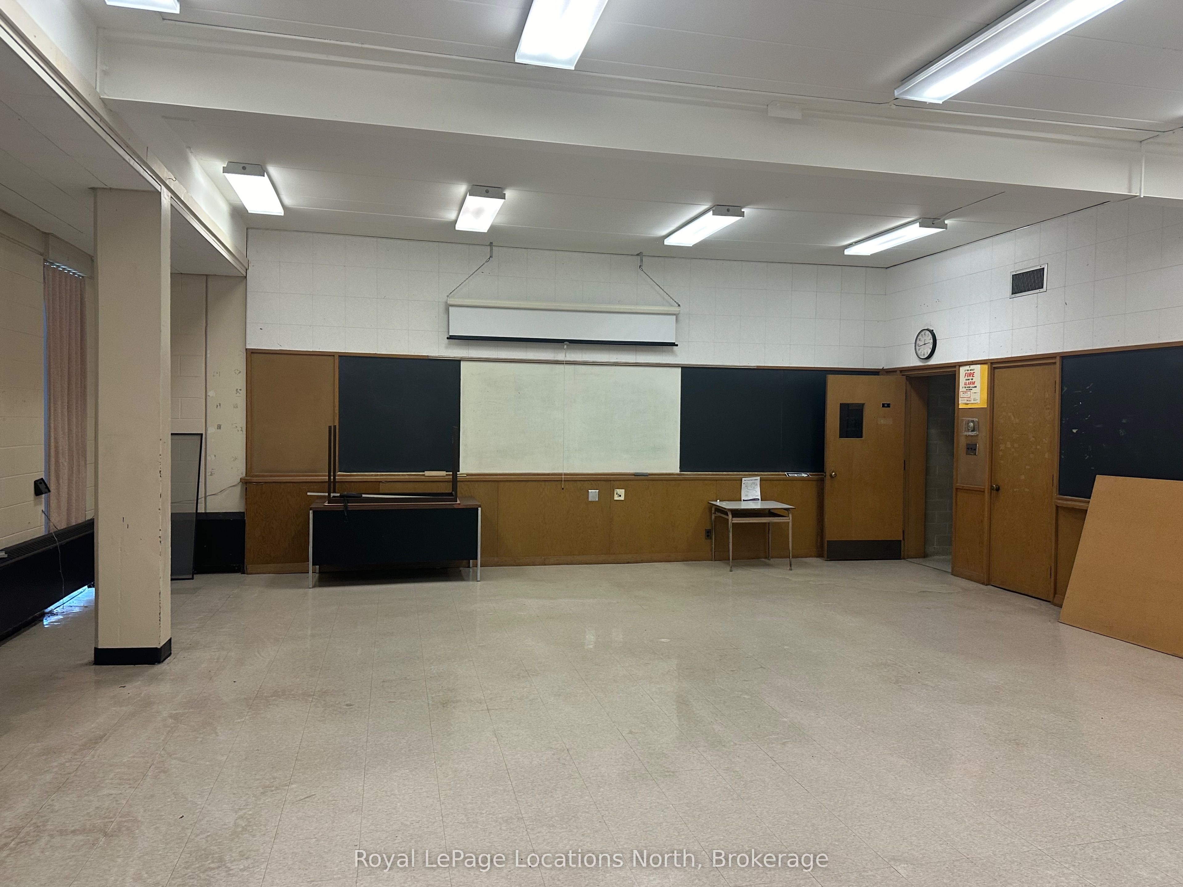279 St Vincent Street S Property Photo 4