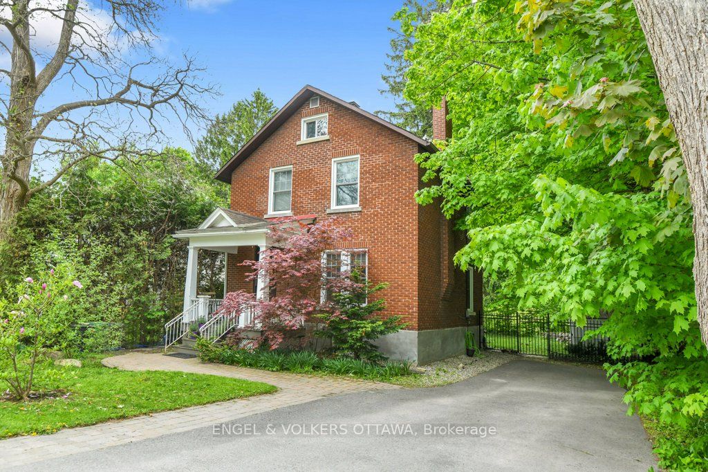 141 Minto Place Property Photo 1