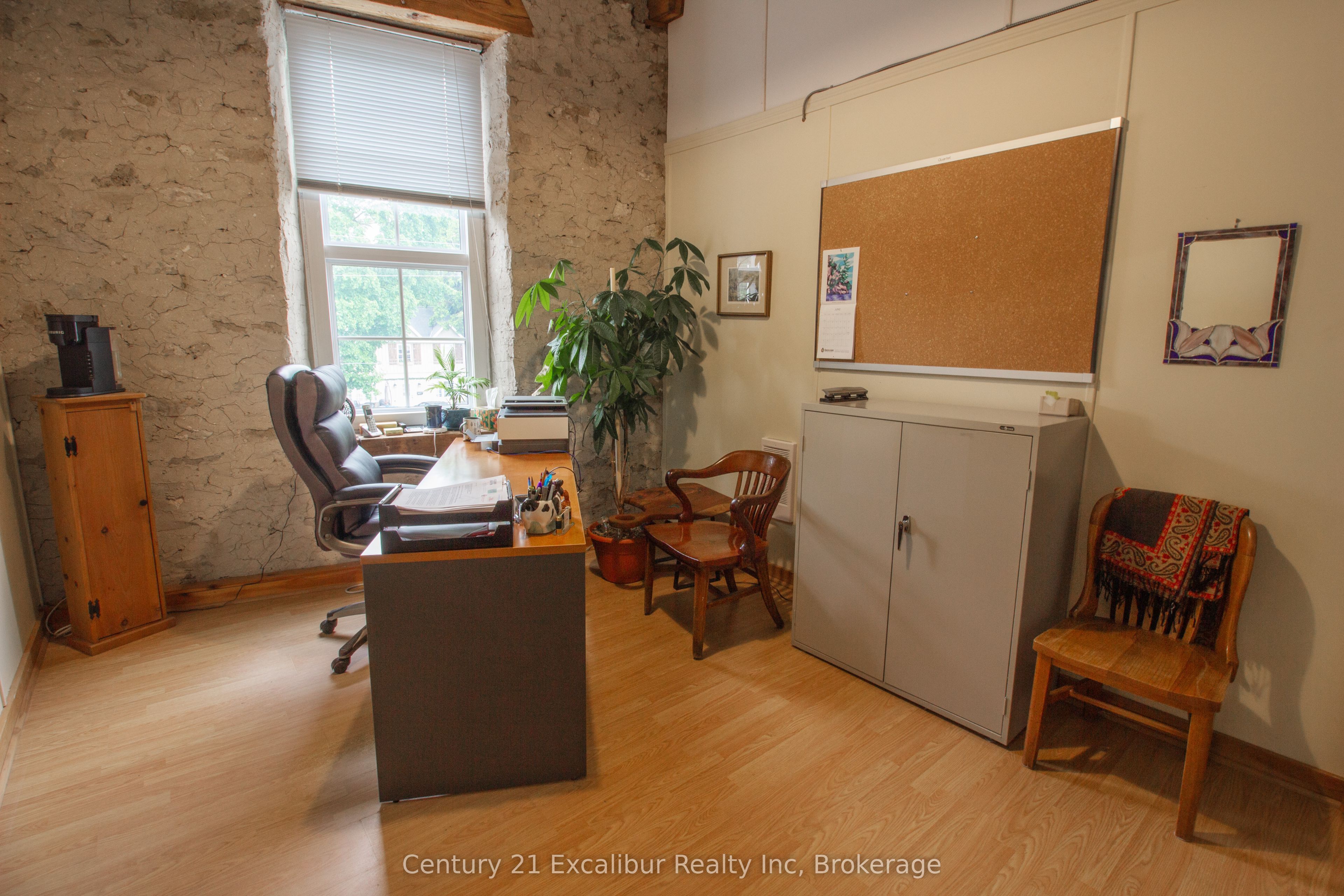 105 Queen St W Property Photo 1