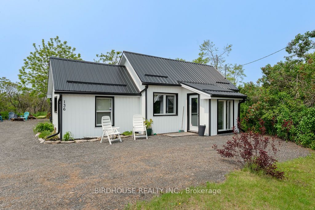 136 East Street N Property Photo 1