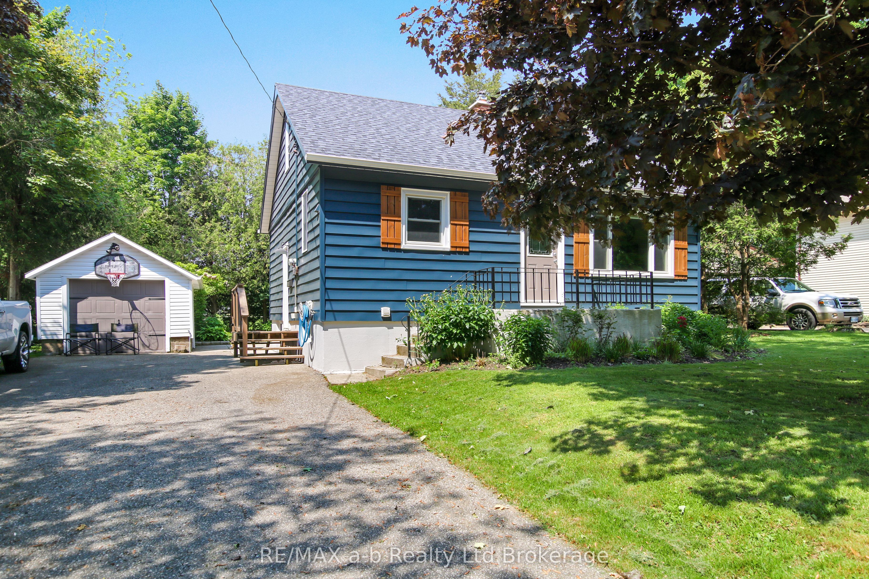 9 Centre Street Property Photo 1