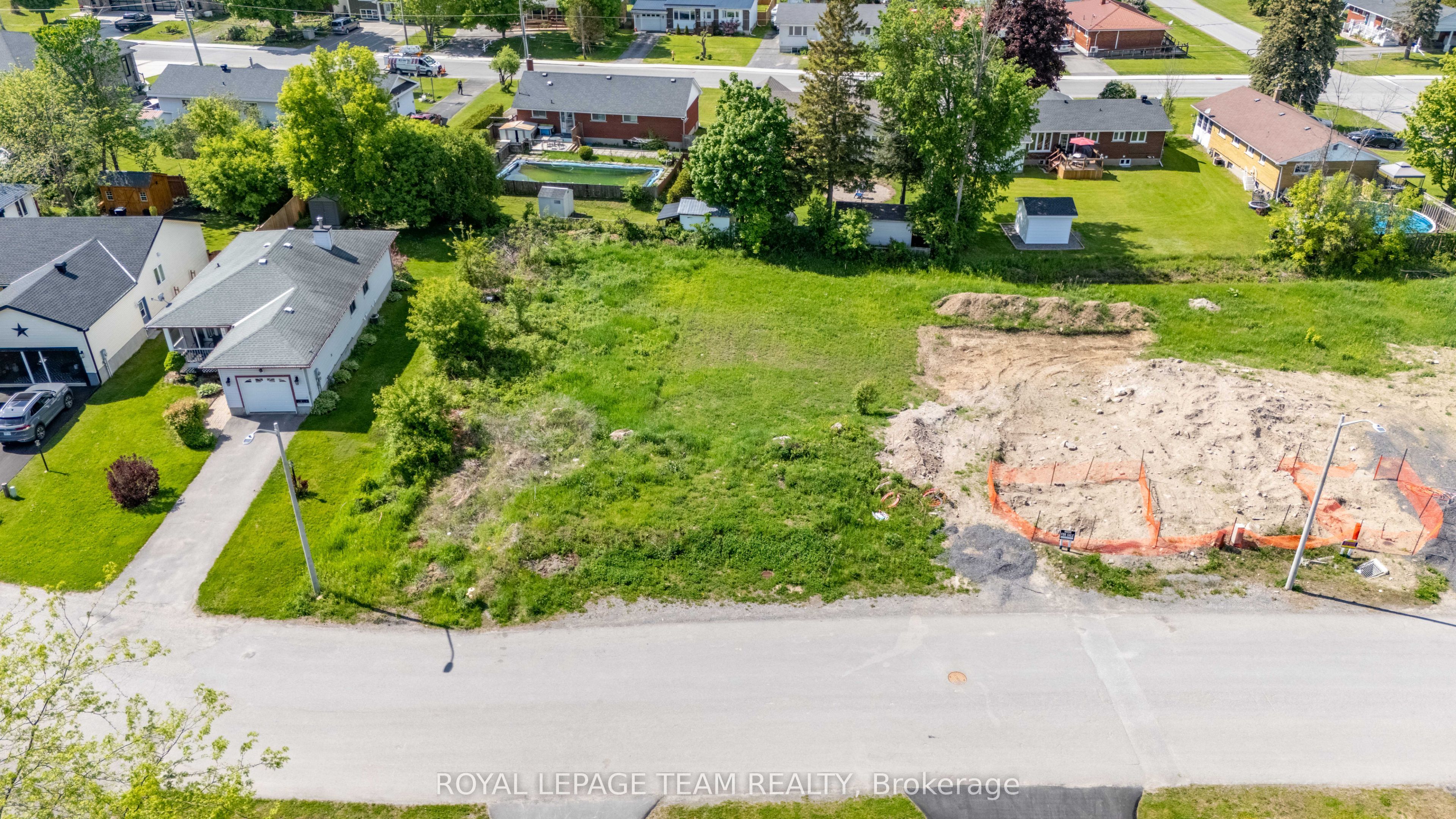 108 Alma St W Property Photo 2