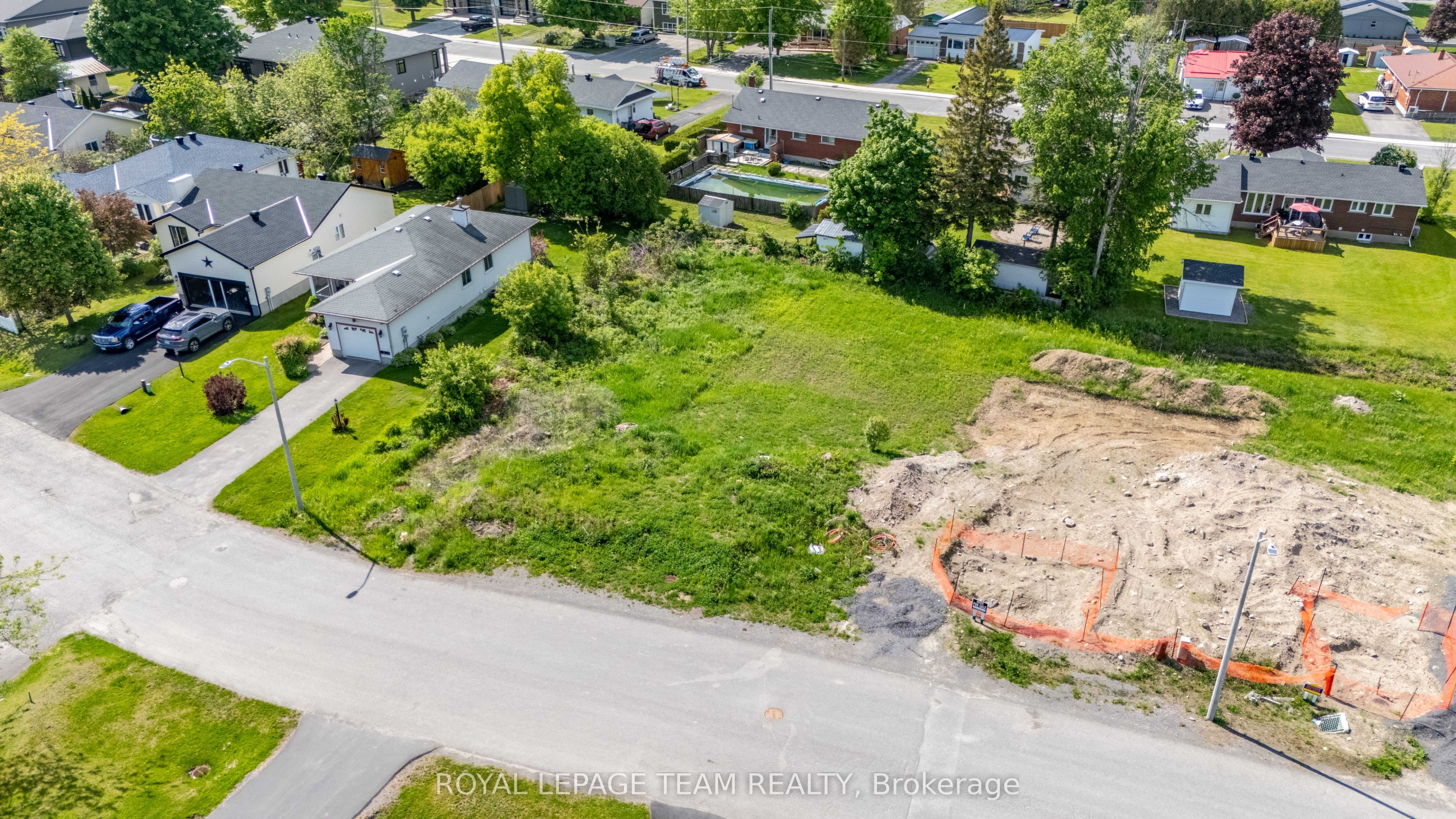 108 Alma St W Property Photo 3