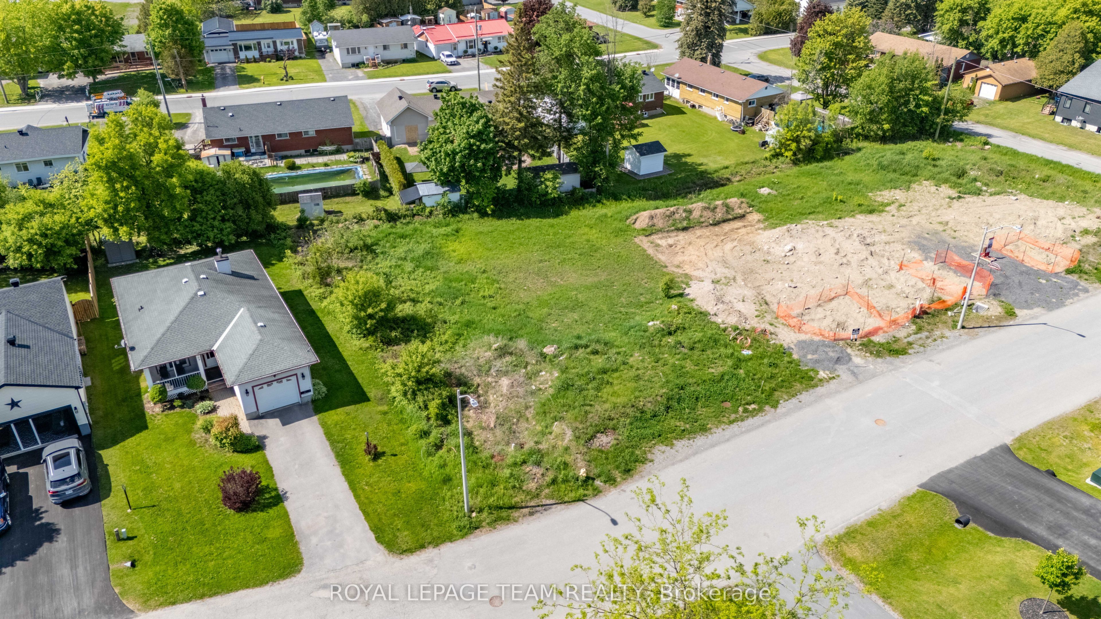108 Alma St W Property Photo 4