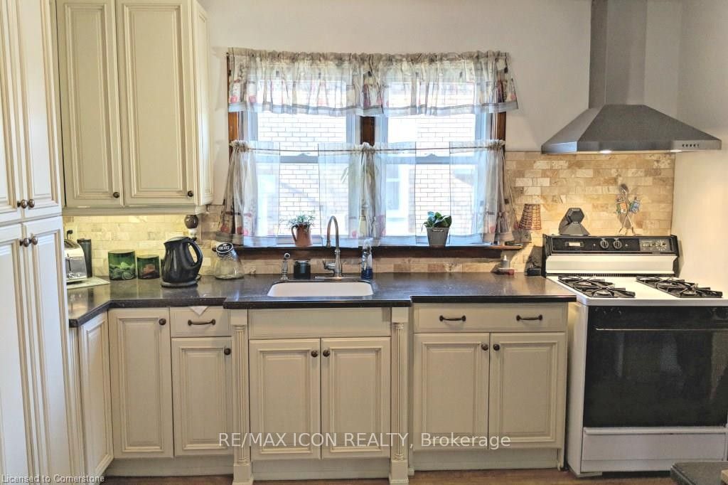 320 Guelph Street Property Photo 7