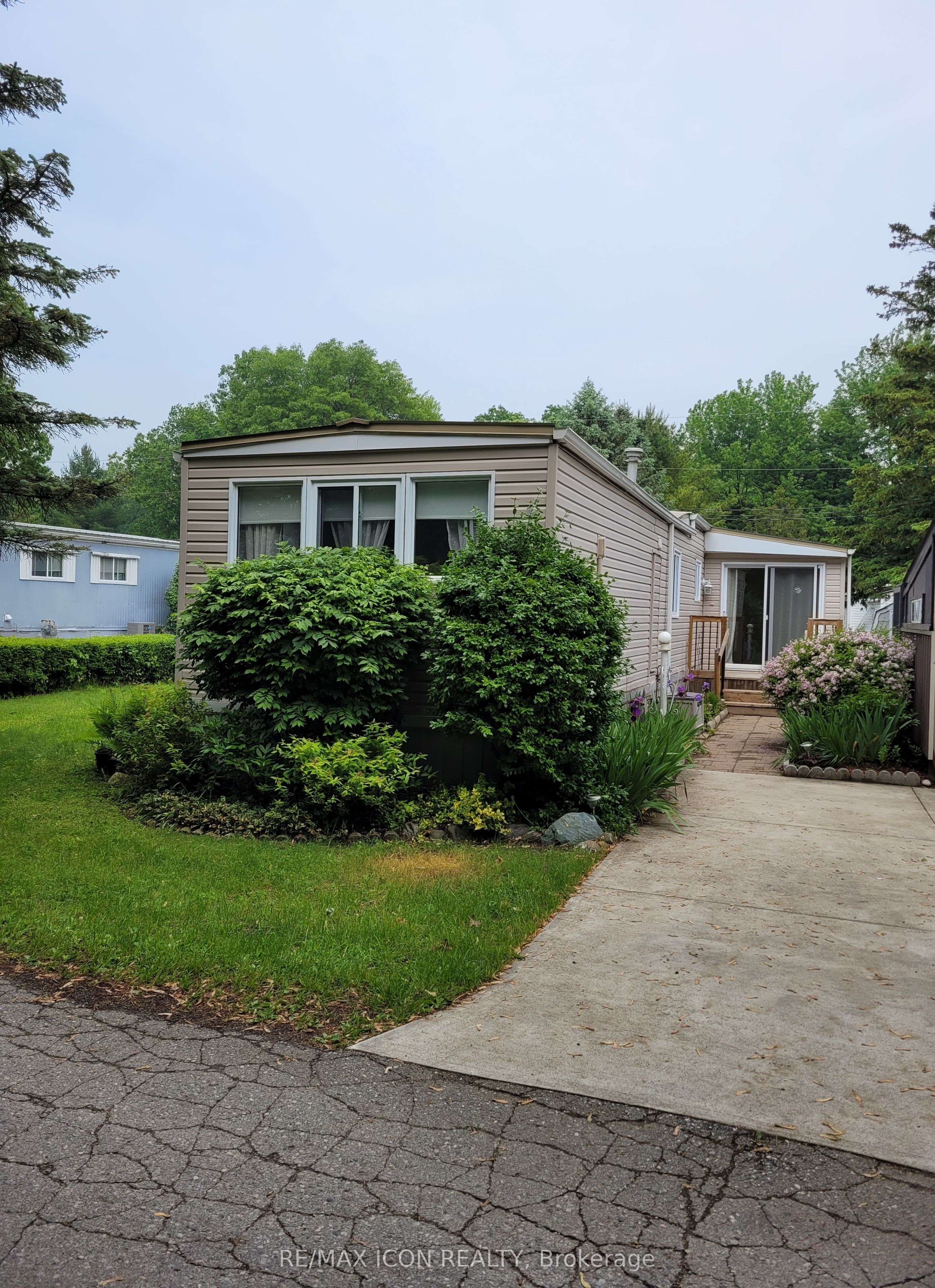 9839 Lake Shore Rd Property Photo 1