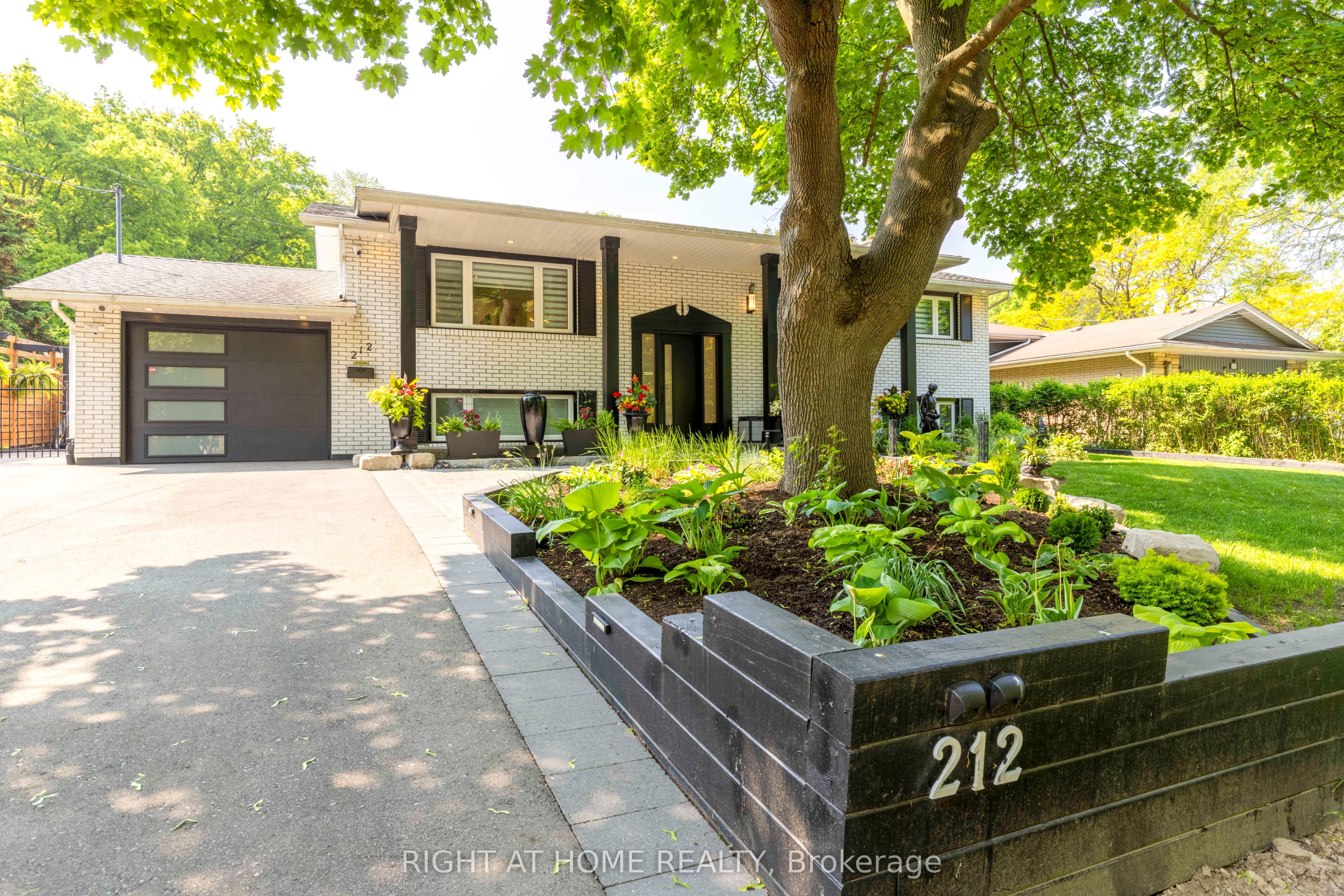 212 Lockhart Drive Property Photo 1
