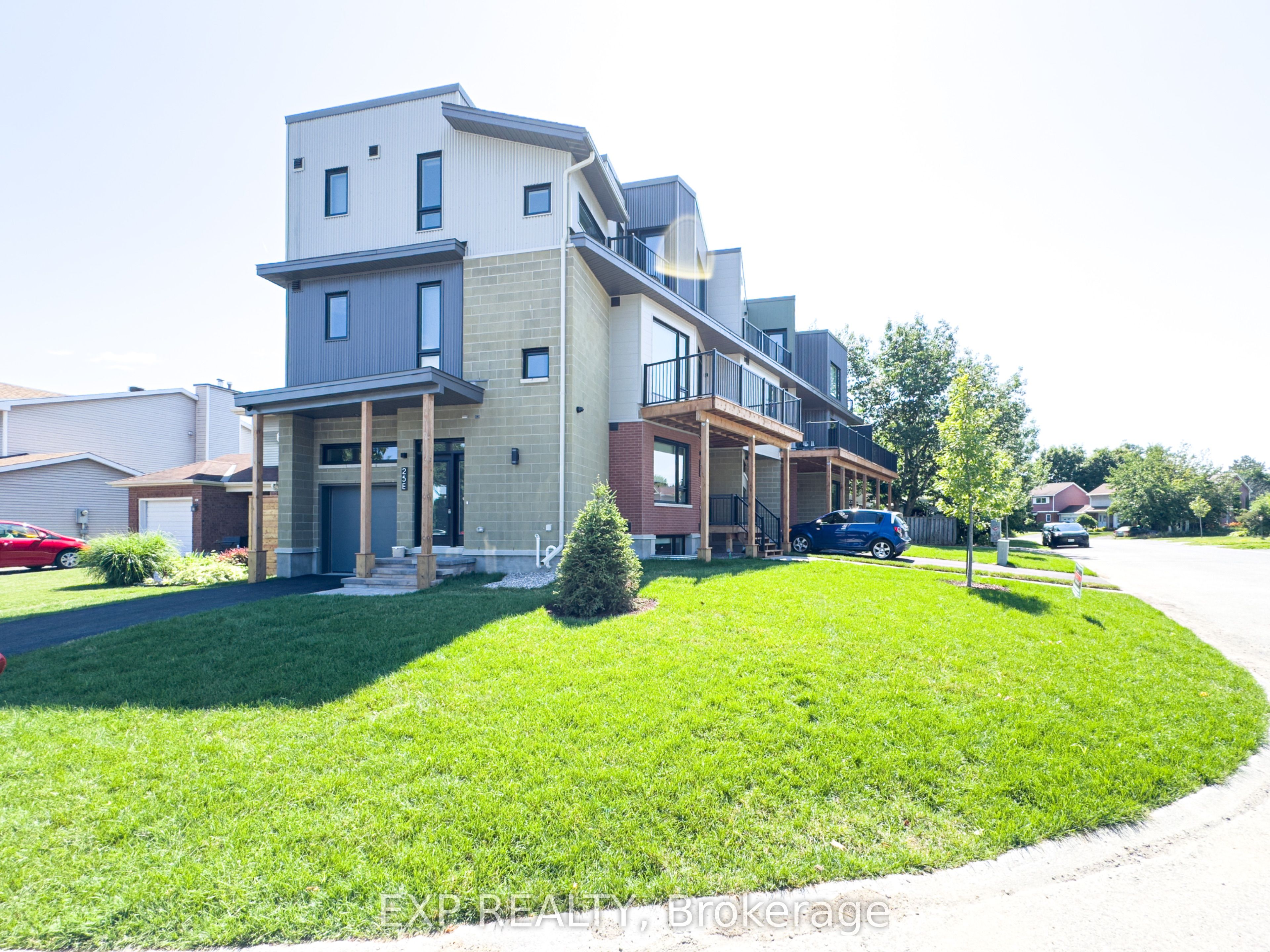 25 Fair Oaks Crescent E Property Photo 1