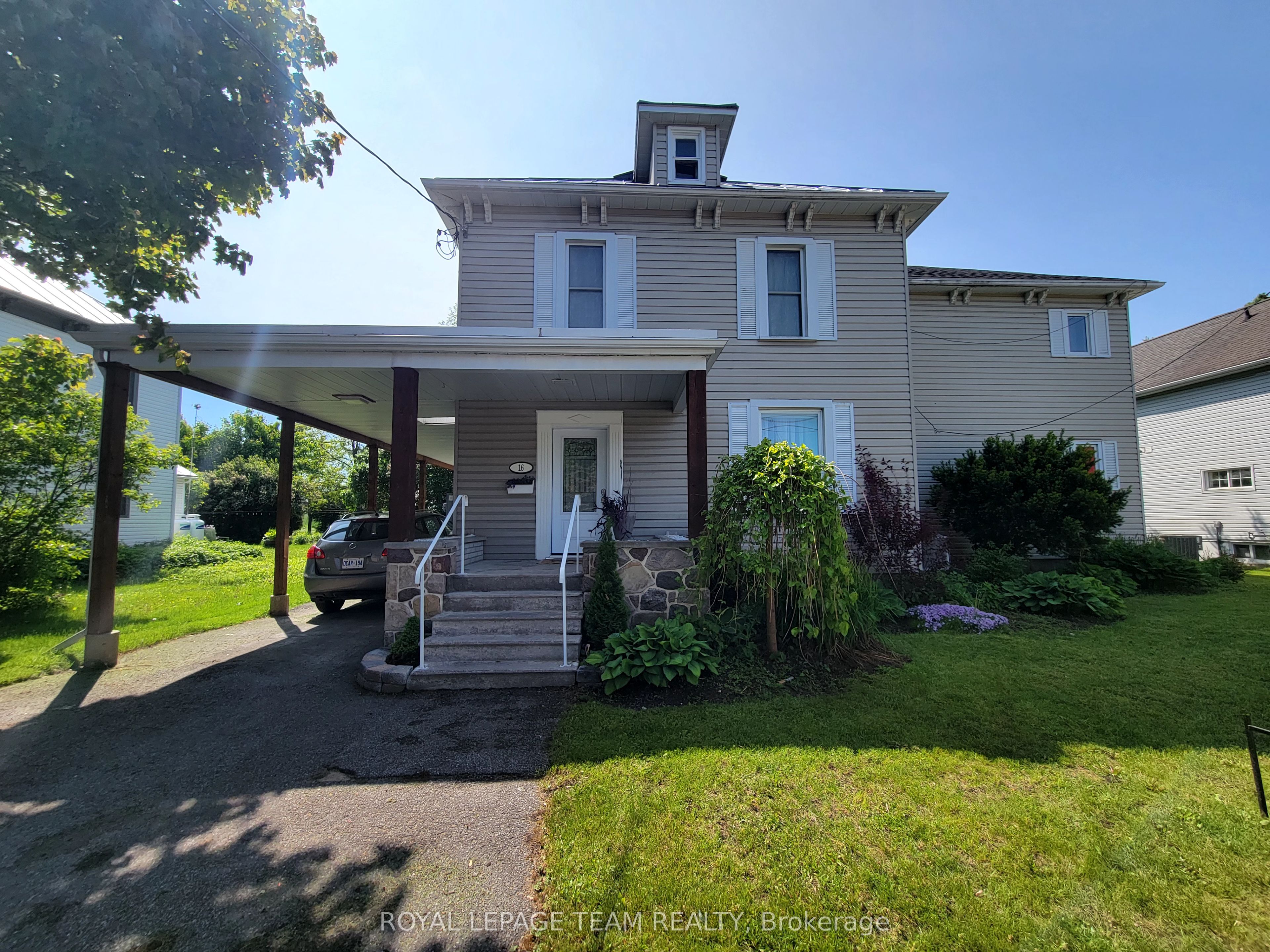16 Peter Street S