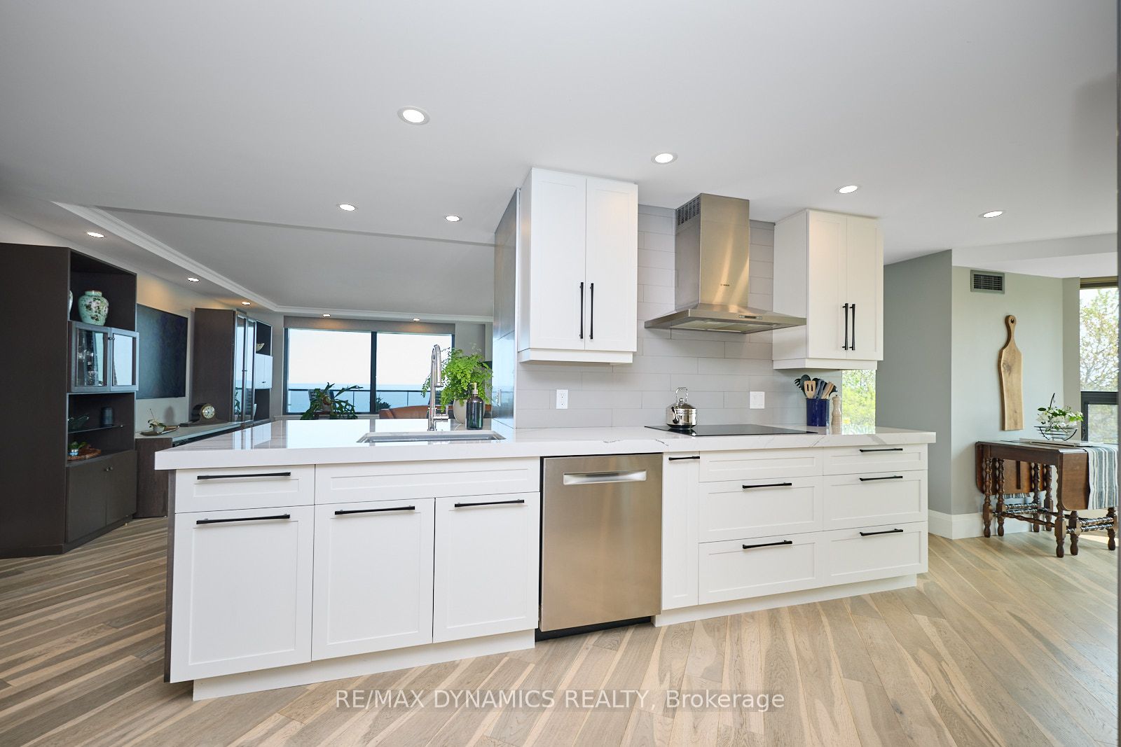 701 Geneva Street 1504 Property Photo 10