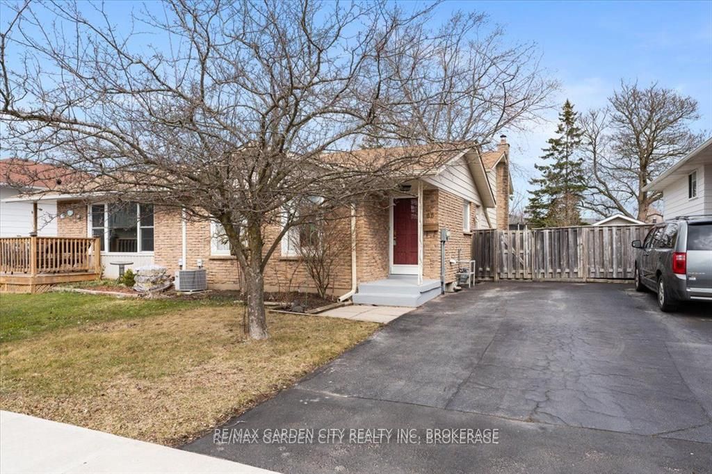 68 Barrington Dr Property Photo 1