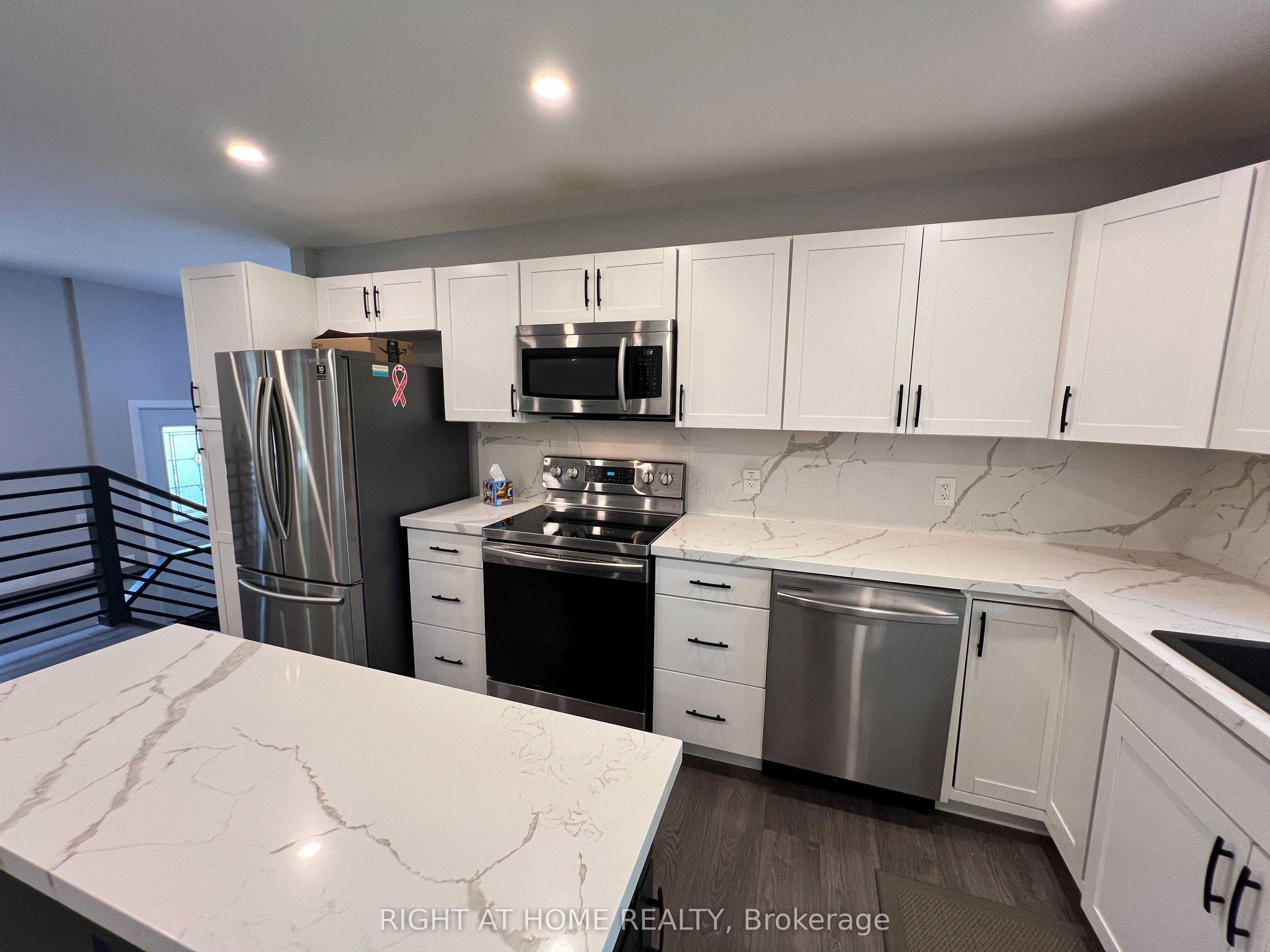 215 Wellington Street Property Photo 8