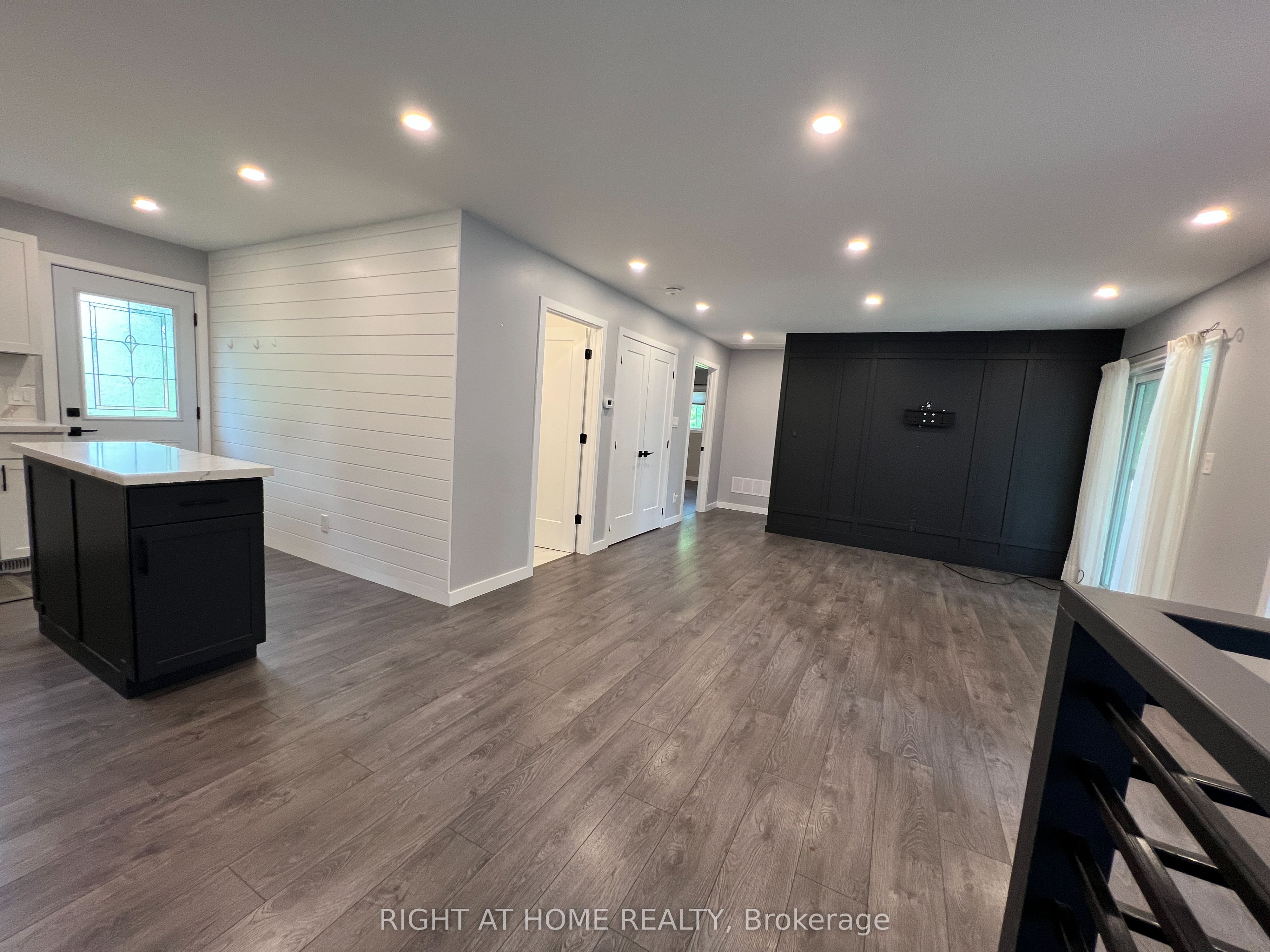 215 Wellington Street Property Photo 9