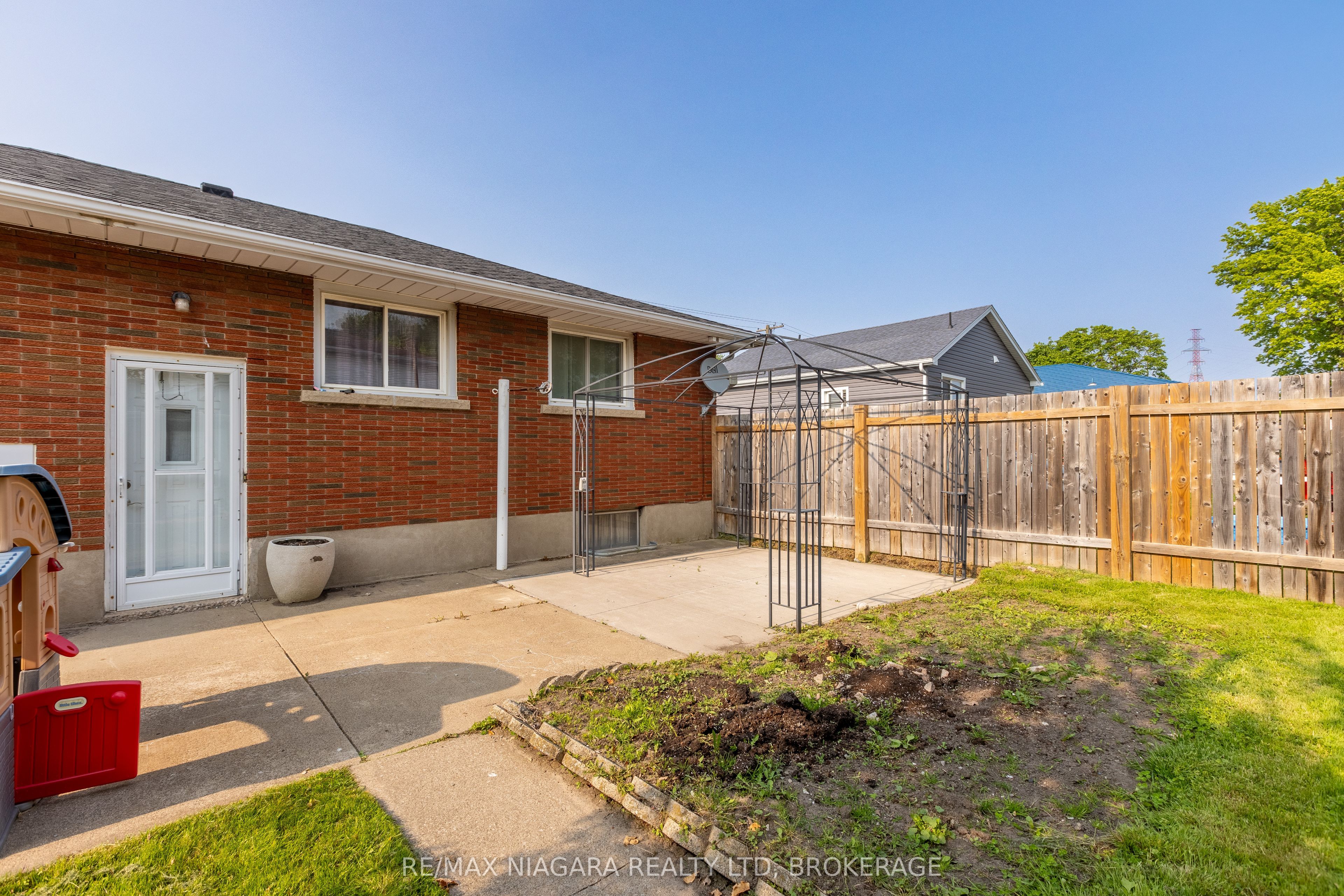 592 Lincoln Street Property Photo 4