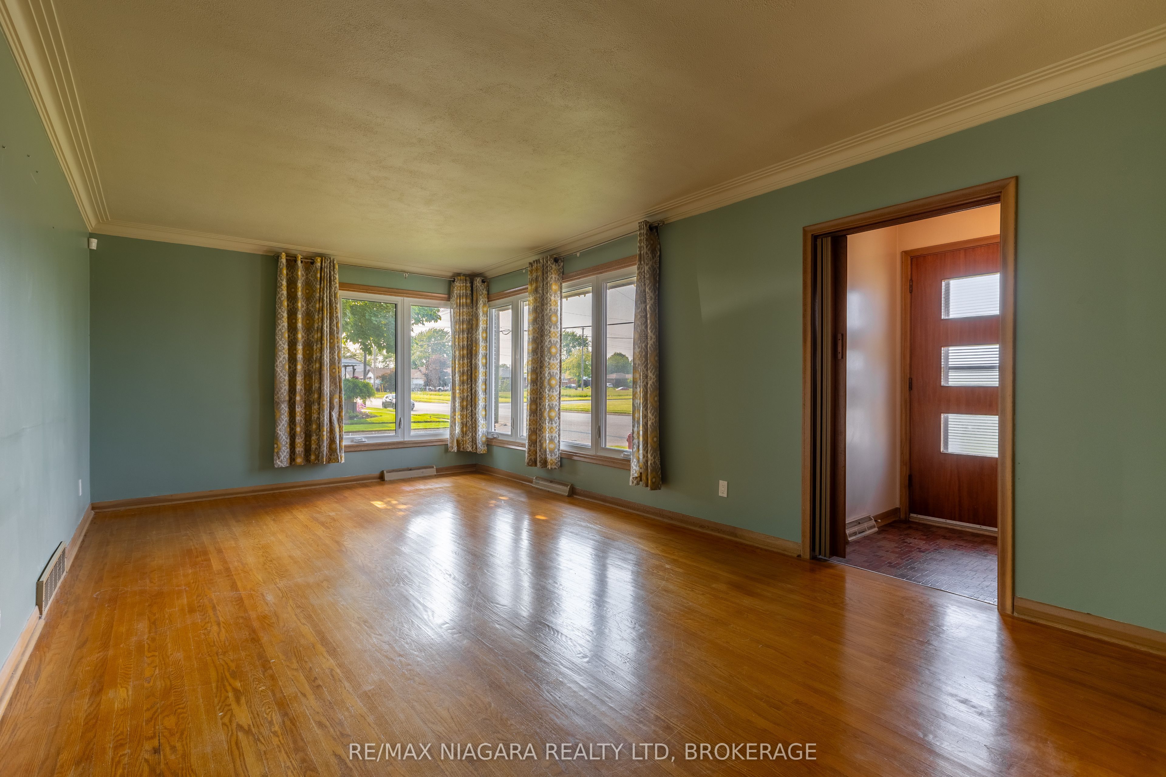 592 Lincoln Street Property Photo 6