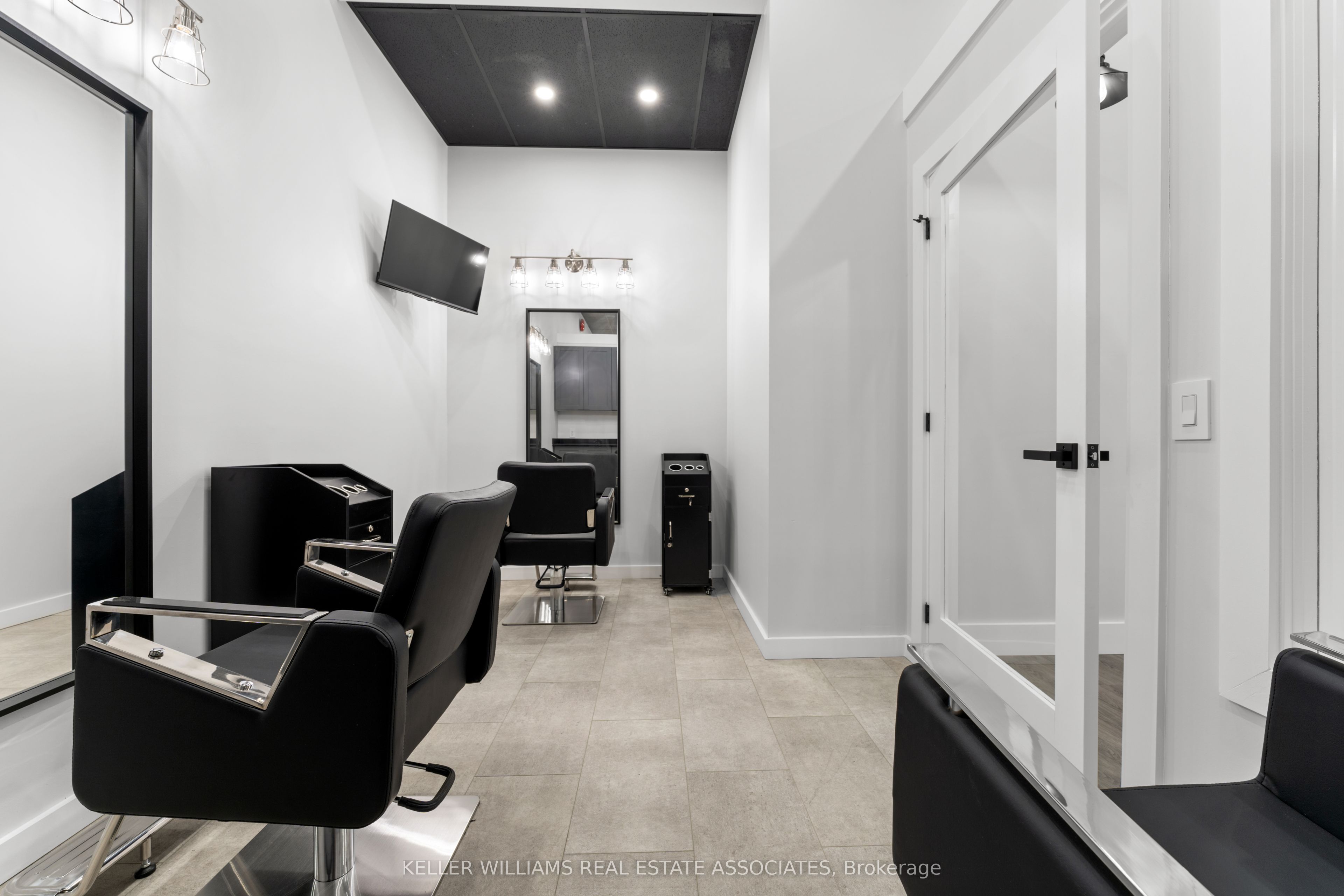 45 Wyndham Street N 7 Property Photo 6