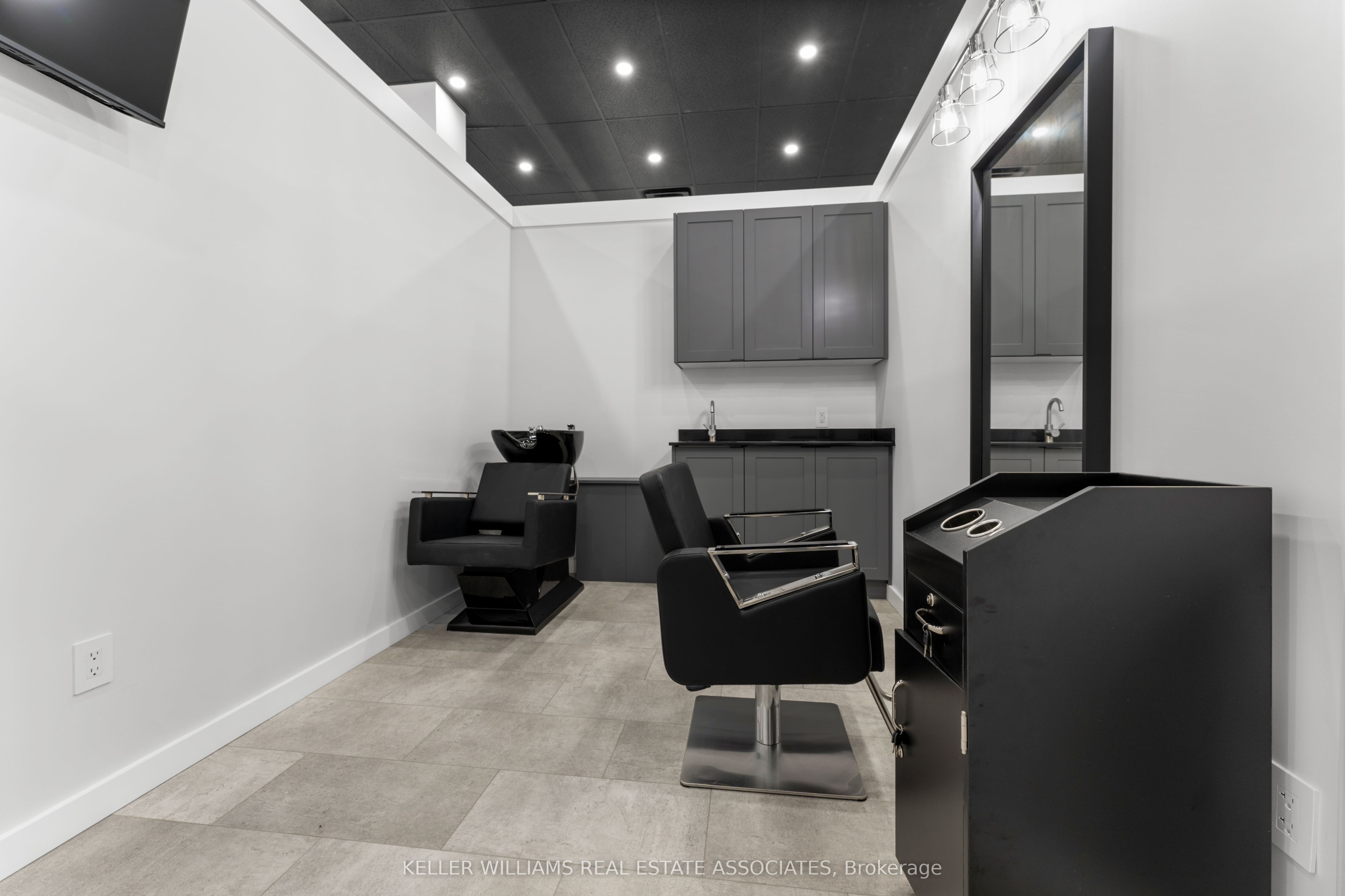 45 Wyndham Street N 7 Property Photo 7