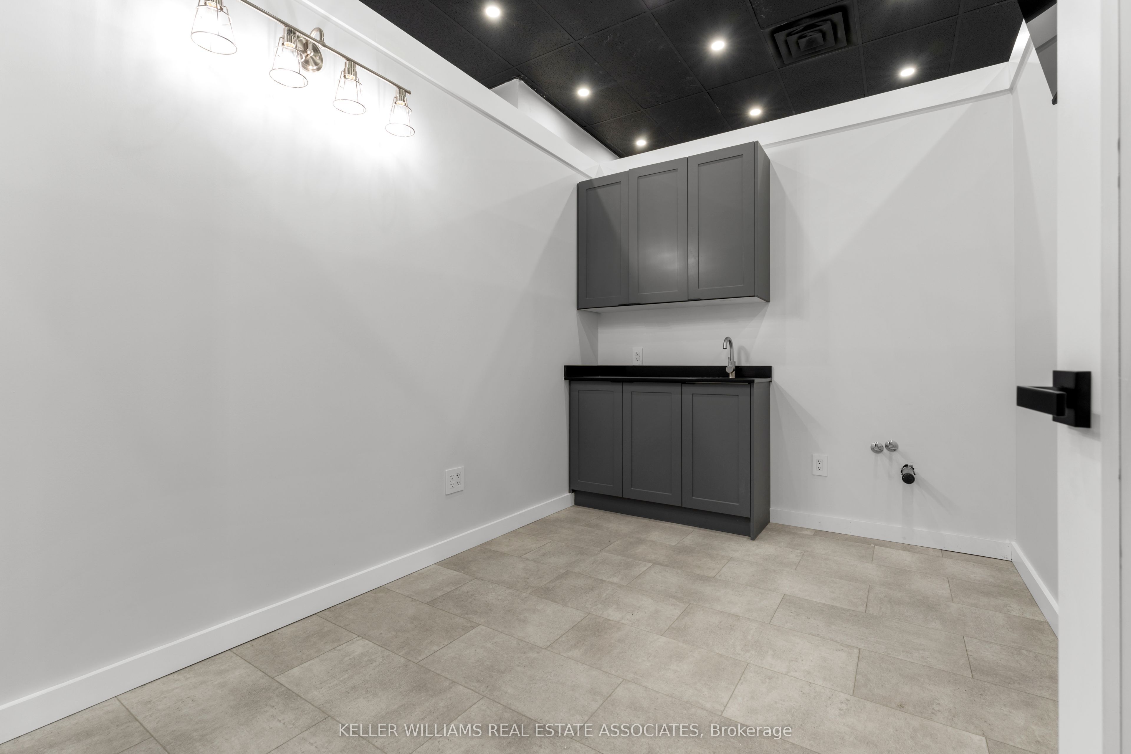 45 Wyndham Street N 7 Property Photo 9