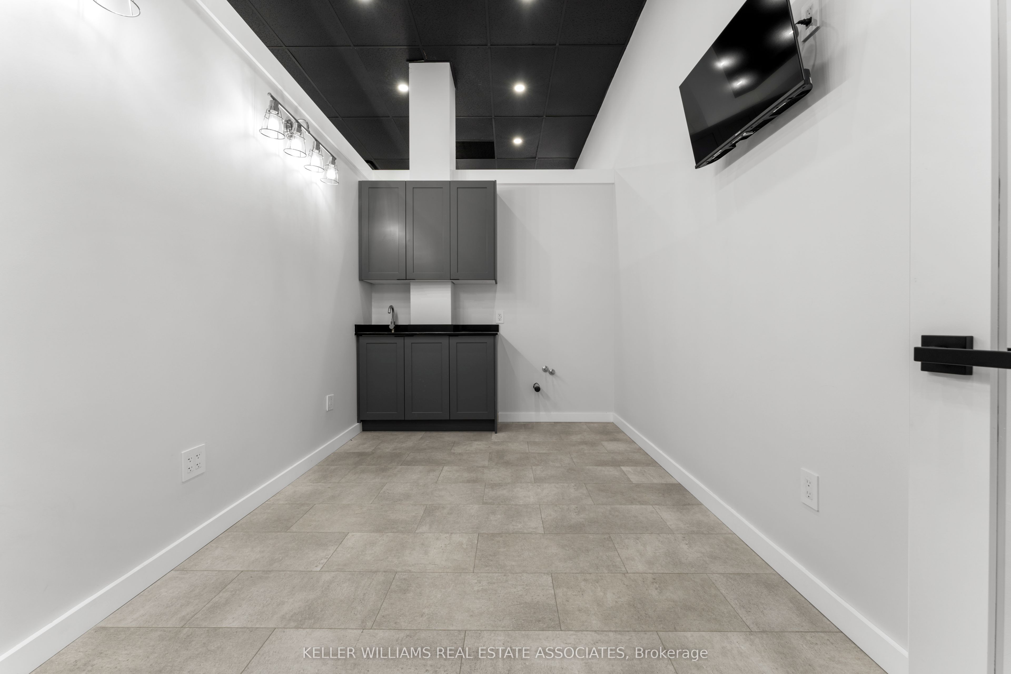 45 Wyndham Street N 7 Property Photo 14