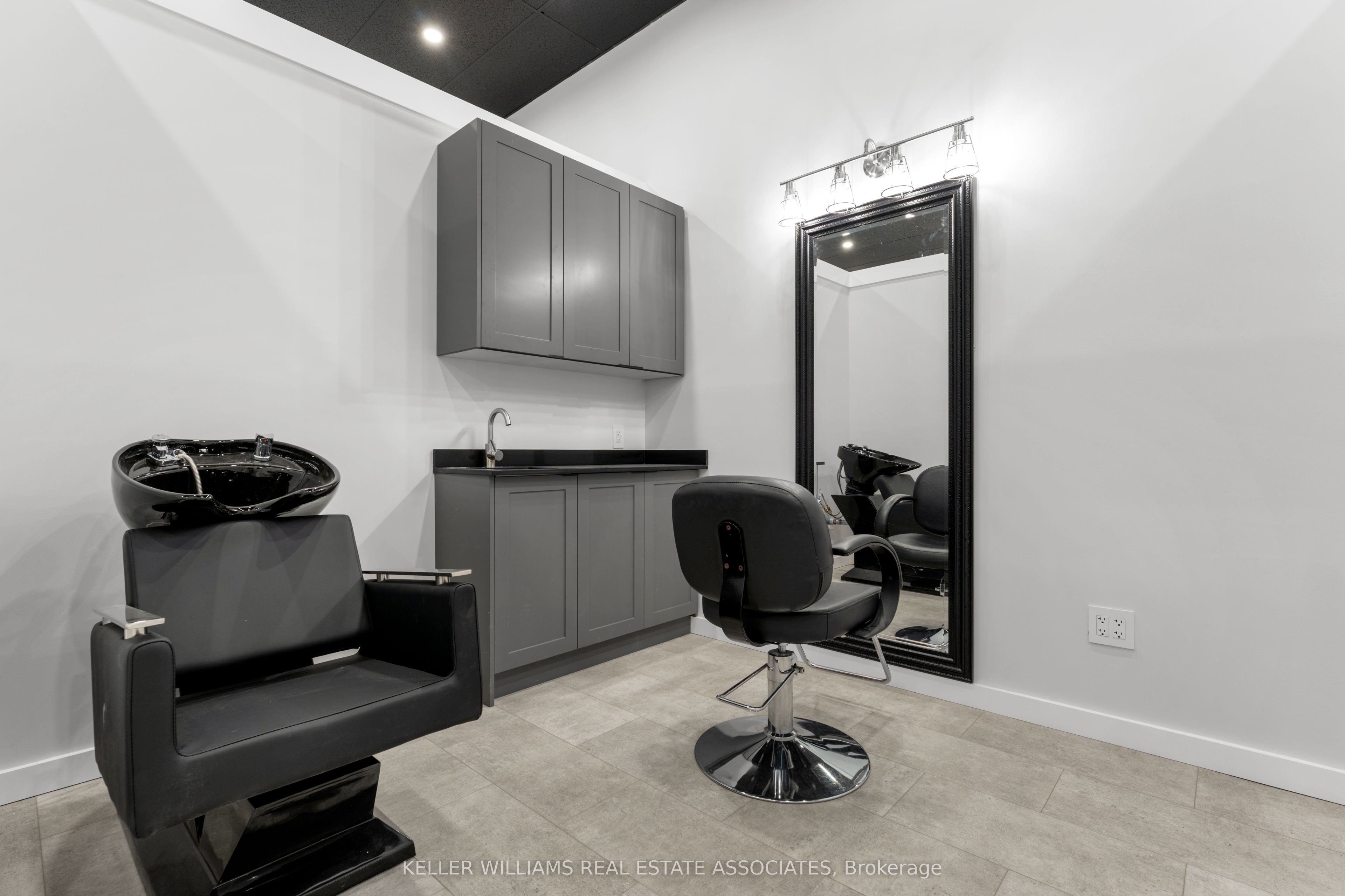 45 Wyndham Street N 12 Property Photo 4