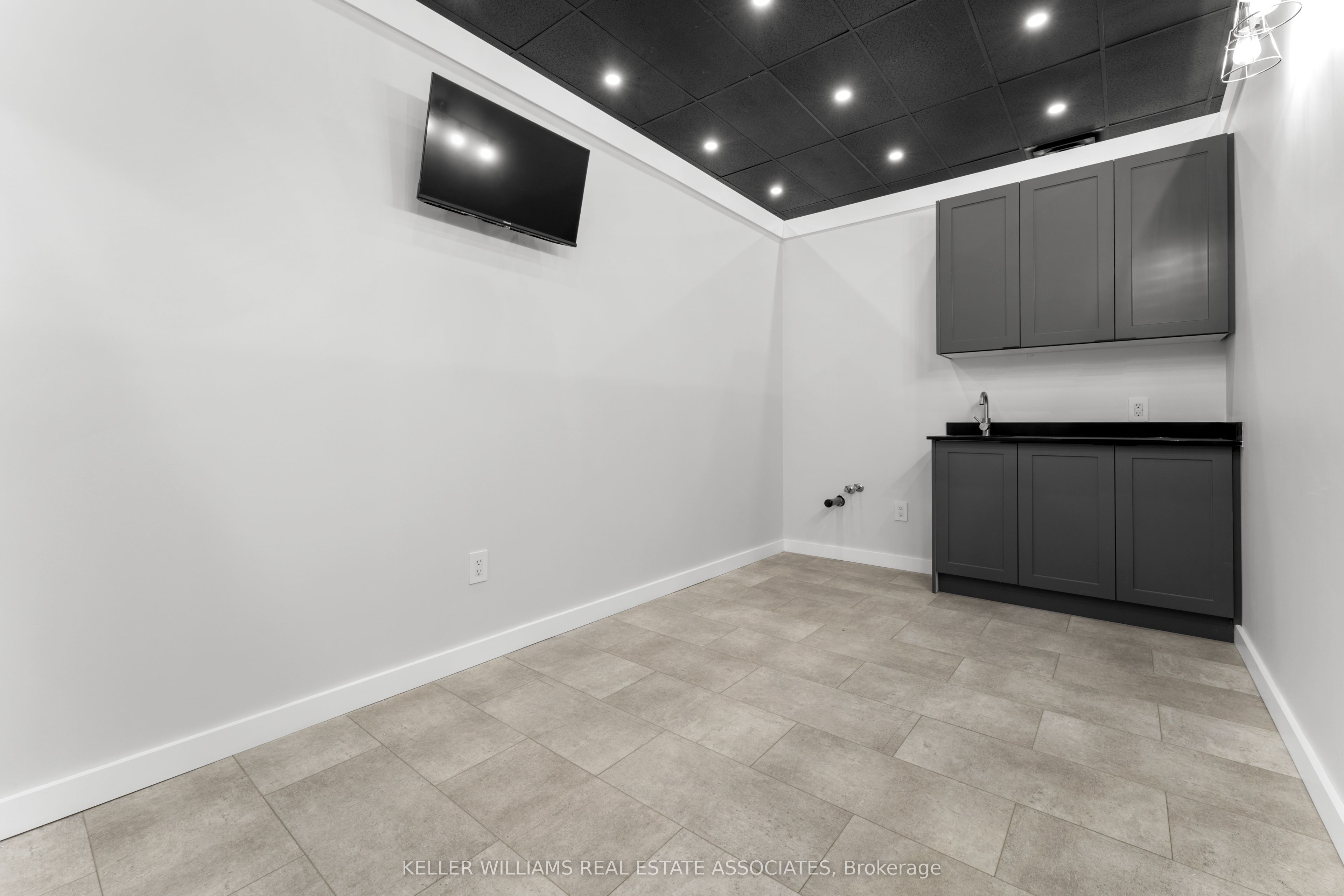 45 Wyndham Street N 12 Property Photo 10
