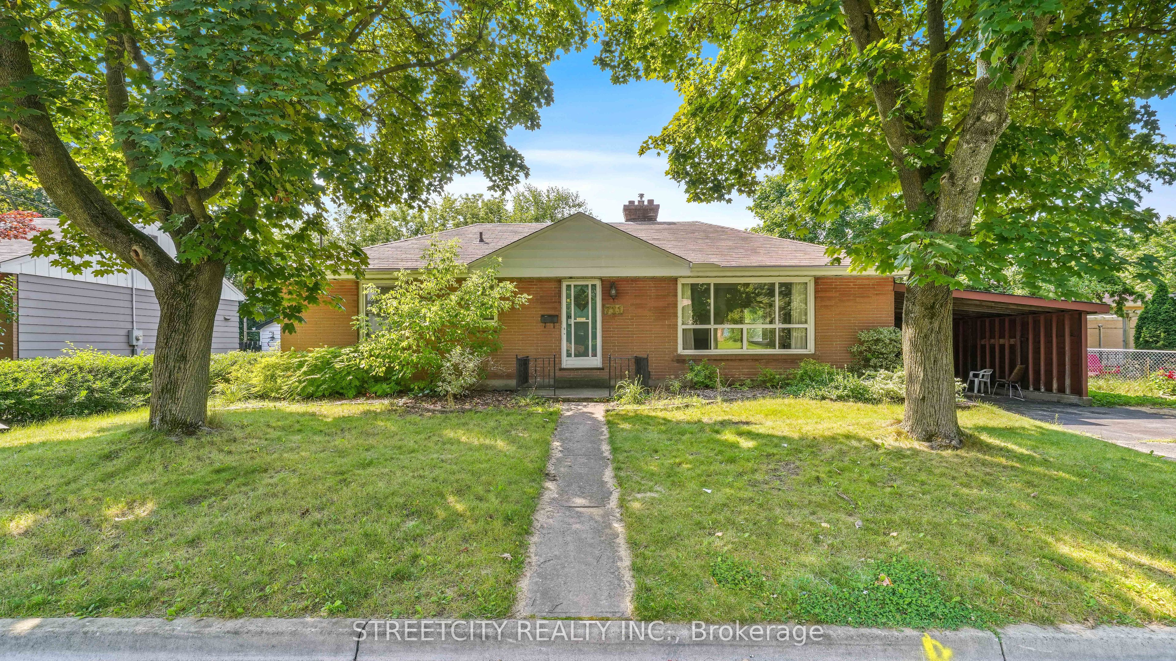 711 Victoria Street Property Photo 1