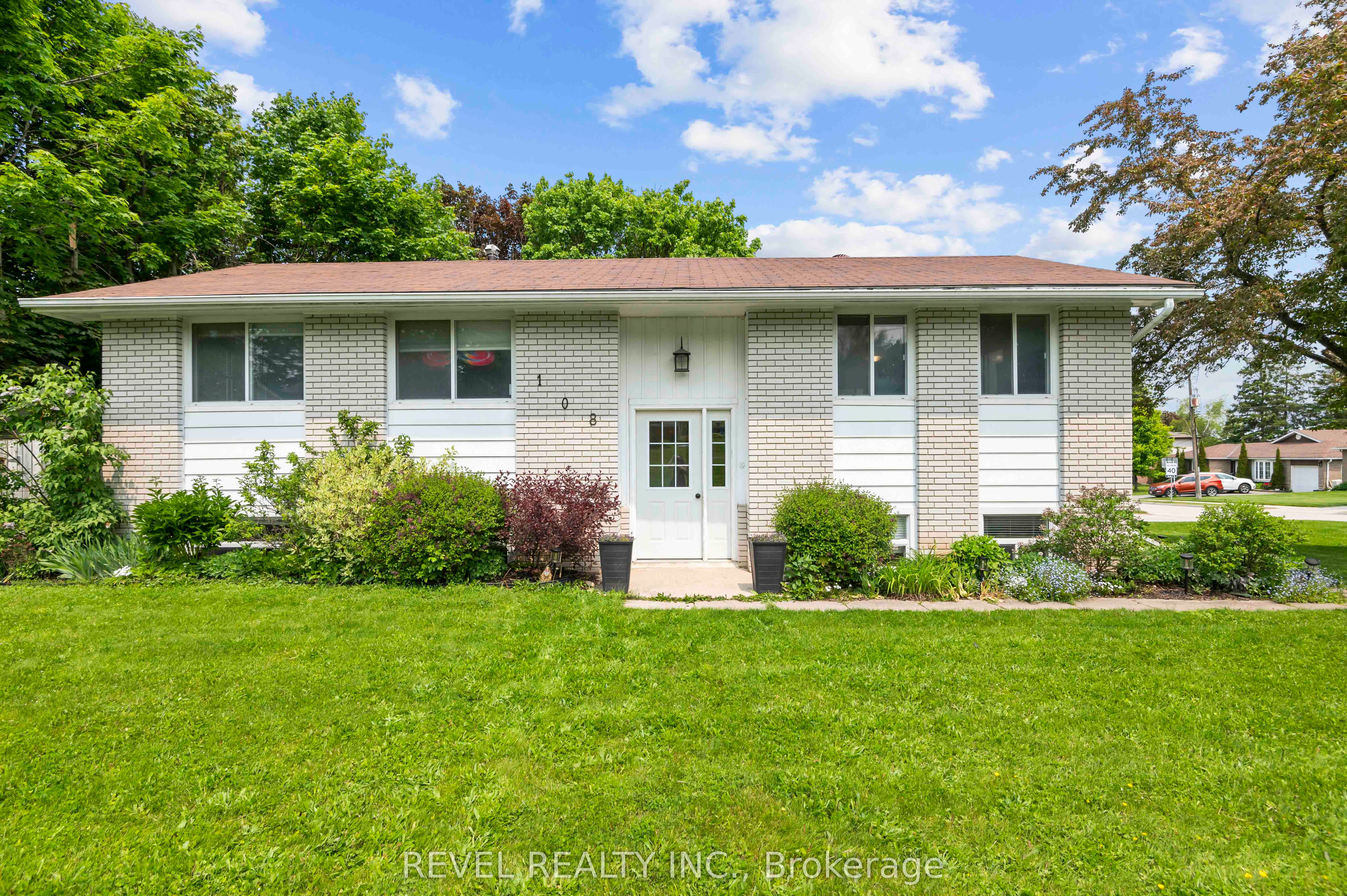 108 Jane Street Property Photo 5