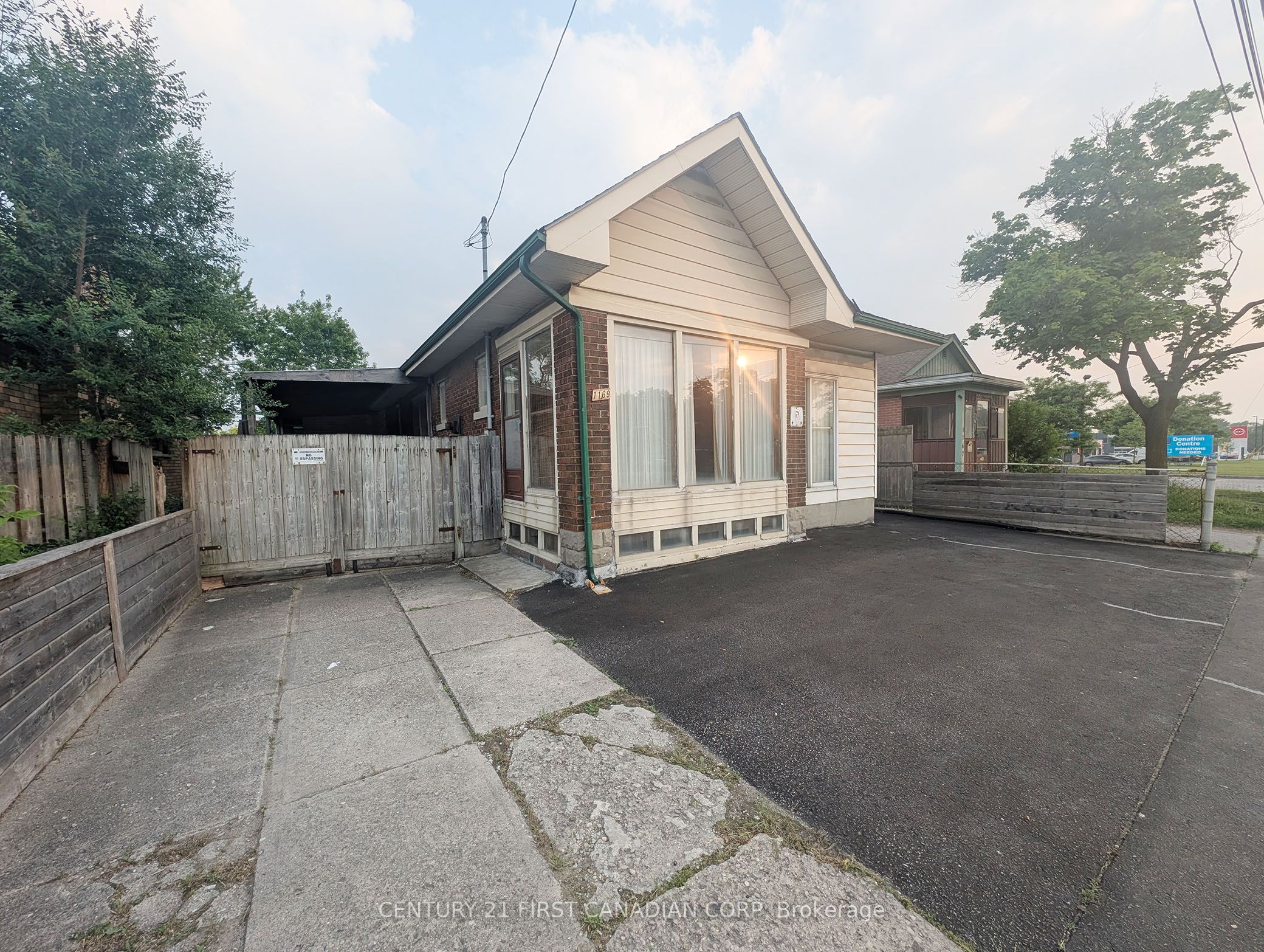 1169 Oxford Street E Property Photo 2