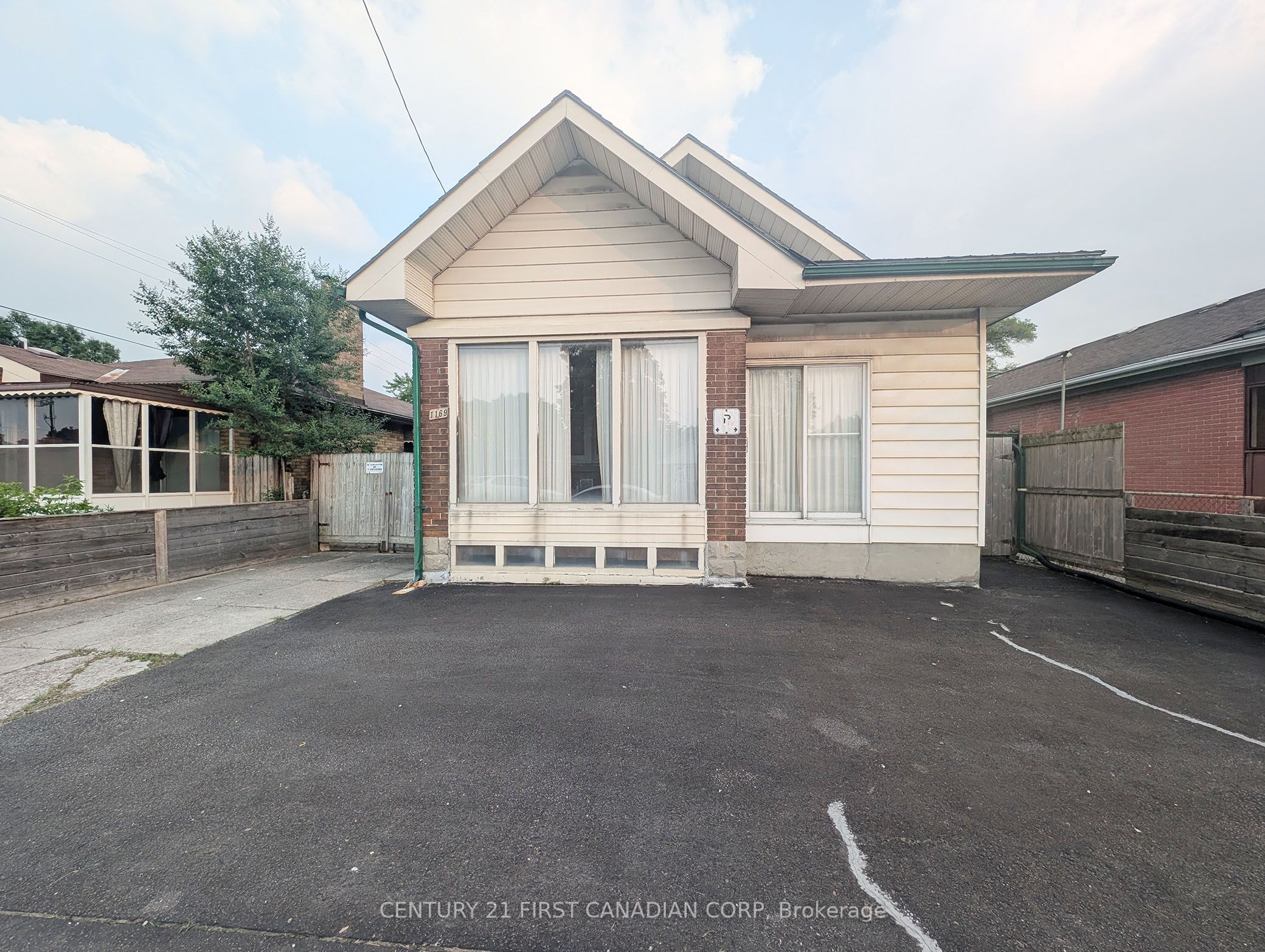 1169 Oxford Street E Property Photo 3