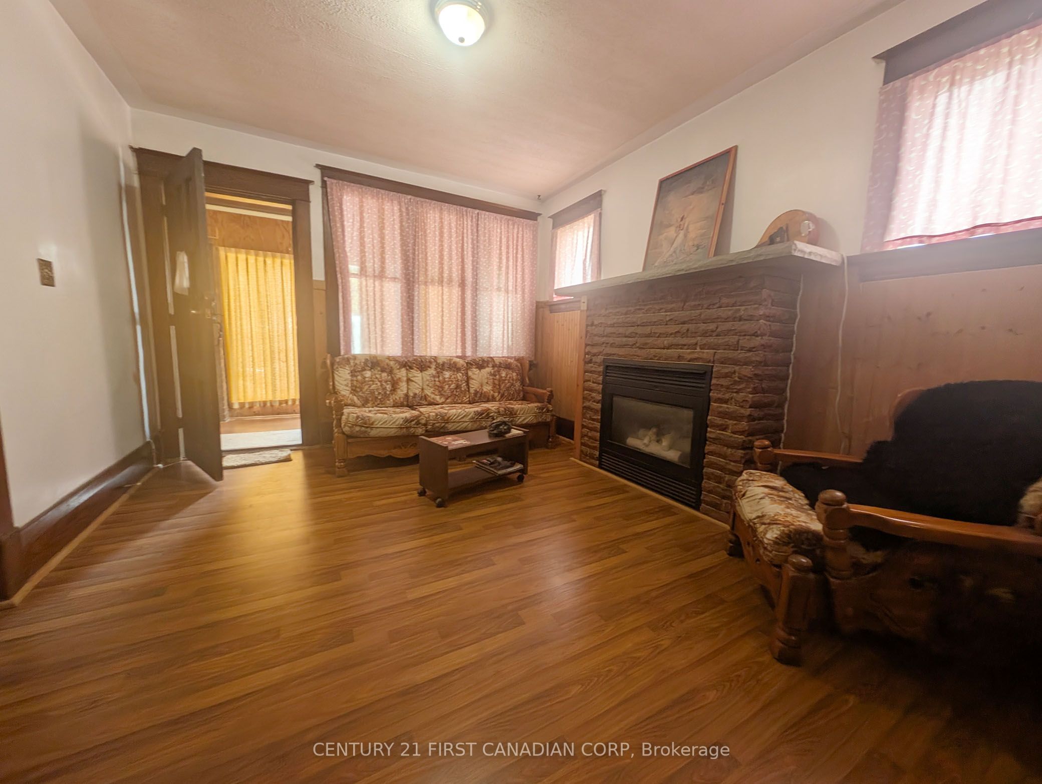 1169 Oxford Street E Property Photo 5