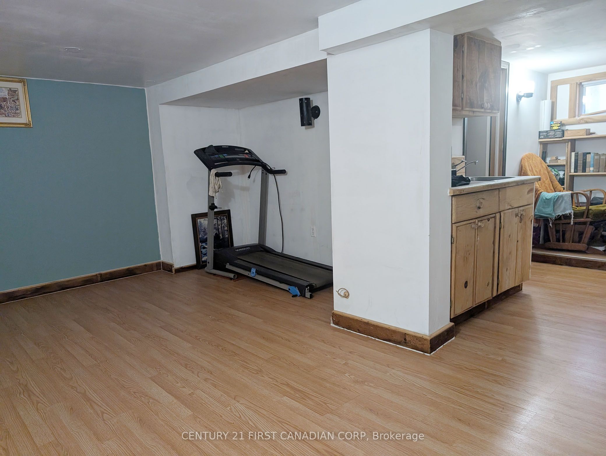1169 Oxford Street E Property Photo 9