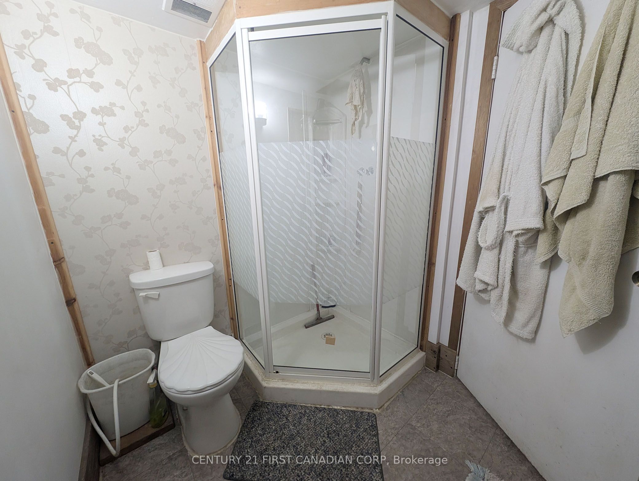 1169 Oxford Street E Property Photo 10