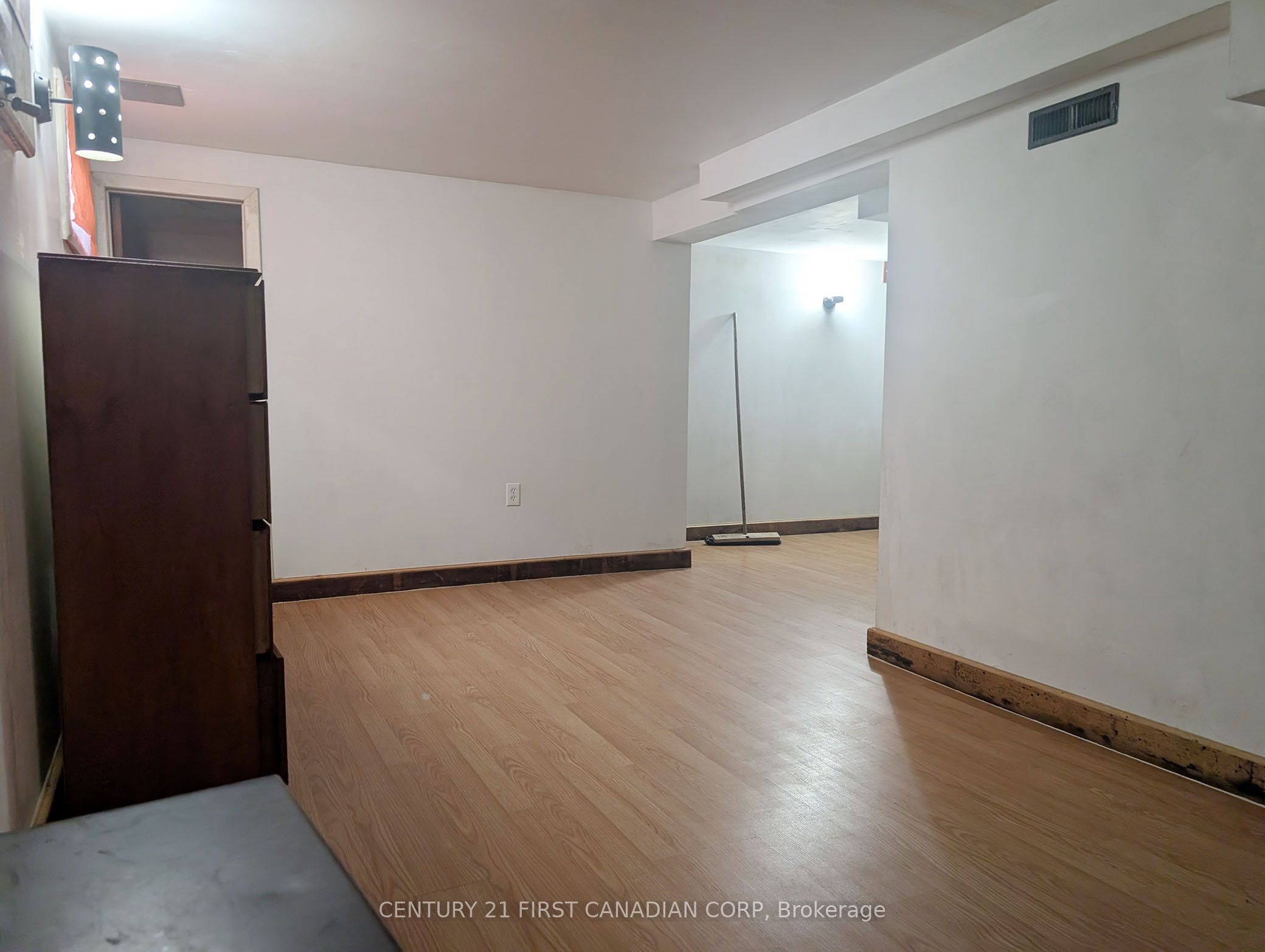 1169 Oxford Street E Property Photo 18