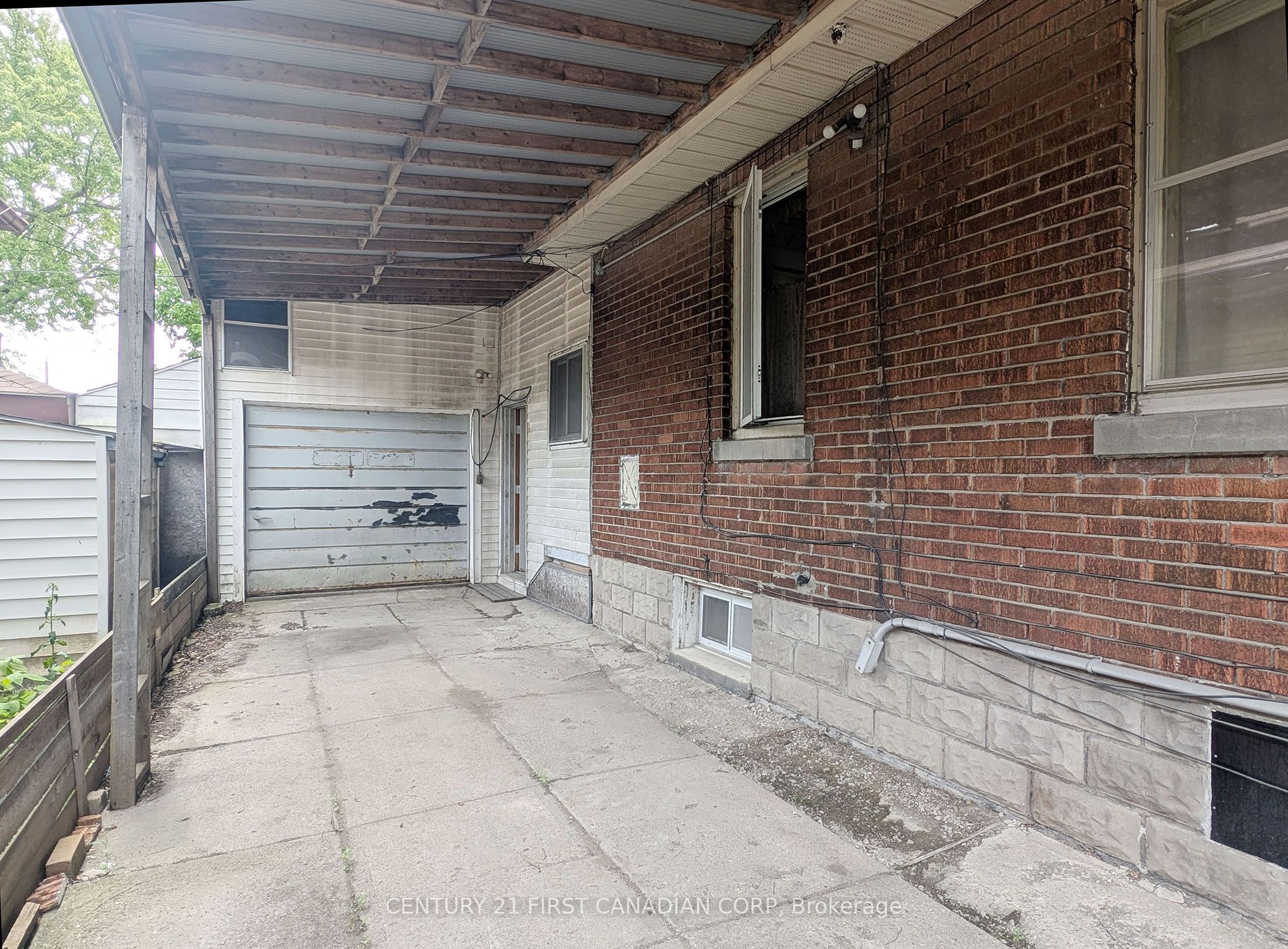 1169 Oxford Street E Property Photo 21