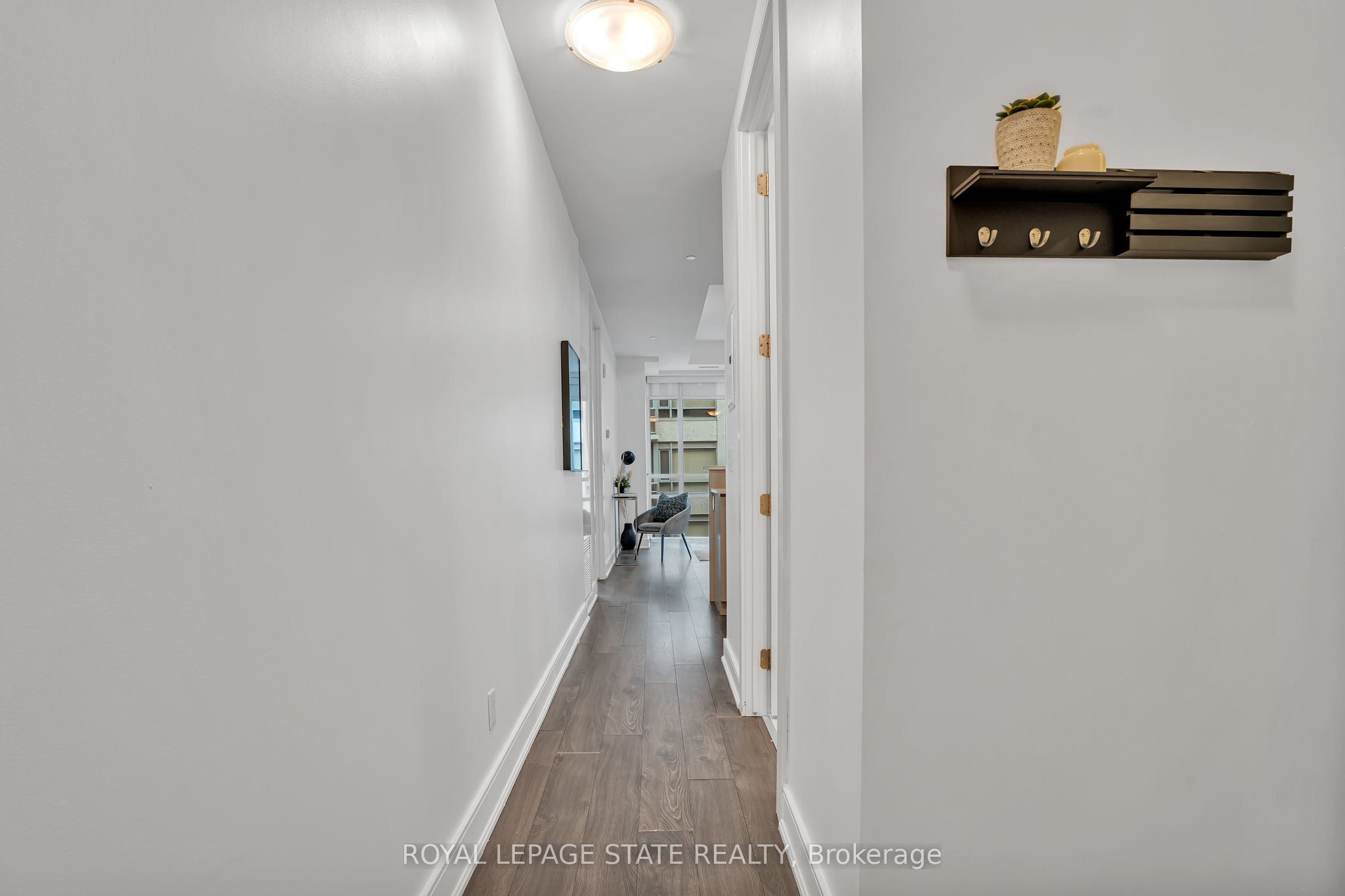 150 Main Street W 910 Property Photo 6