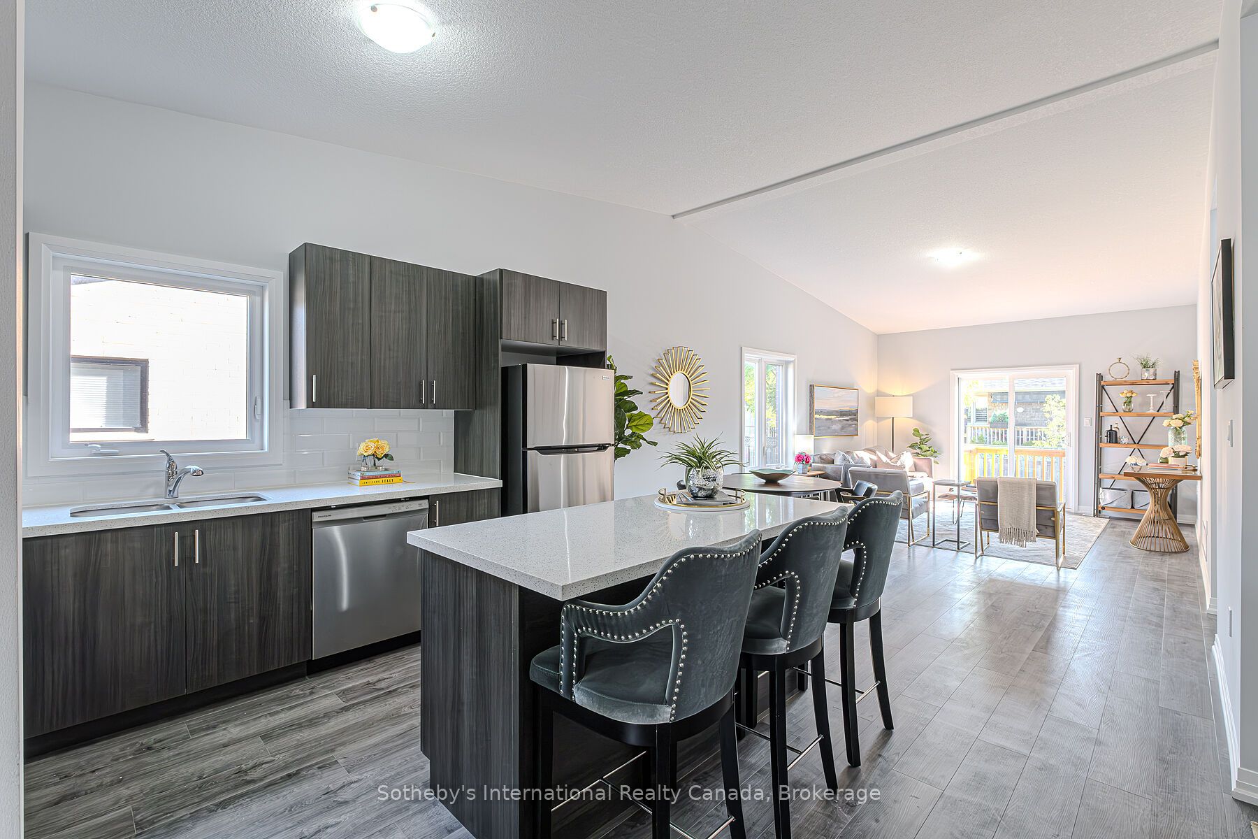 550 Grey Street 6 Property Photo 8