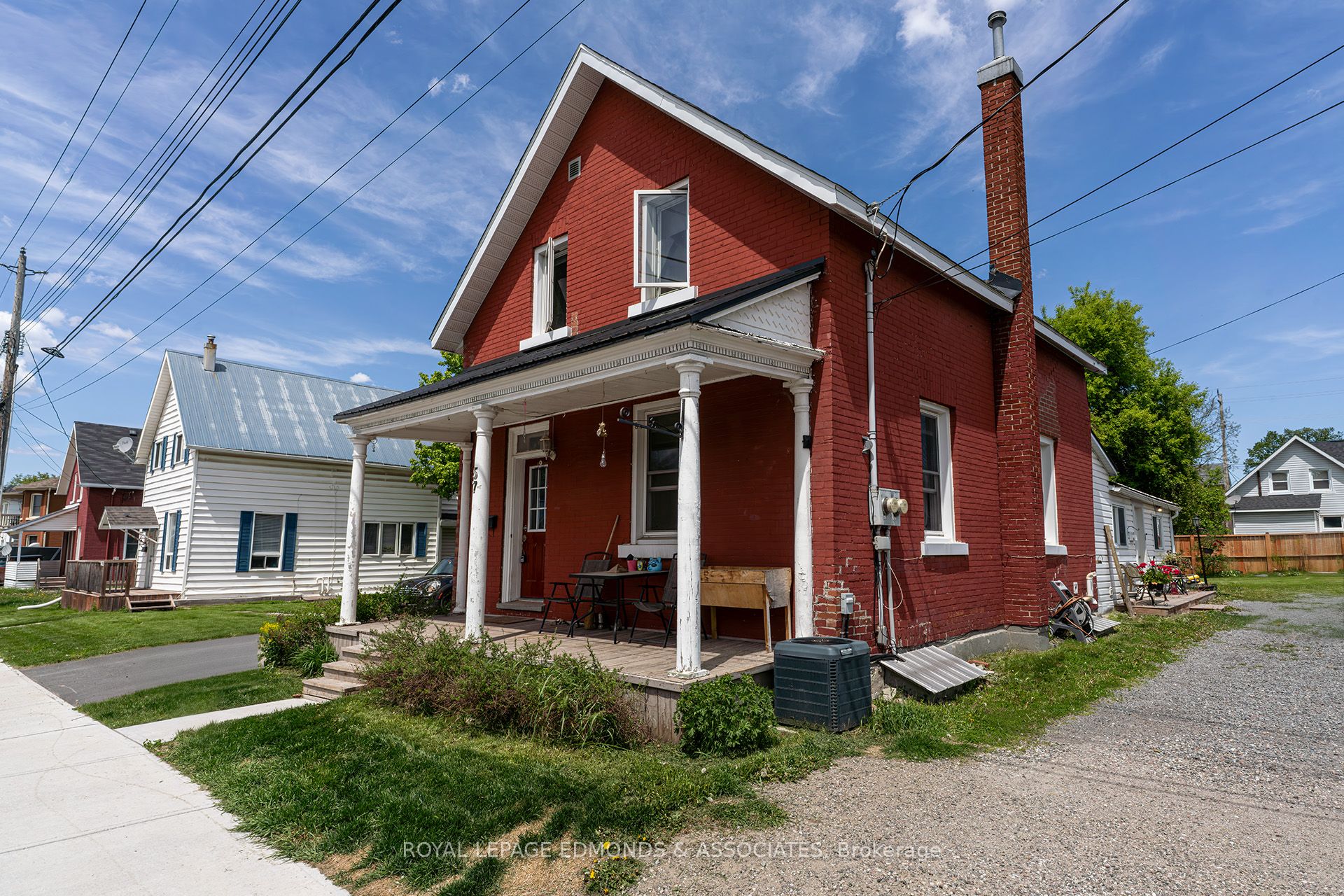 57 Lochiel St S Property Photo 1