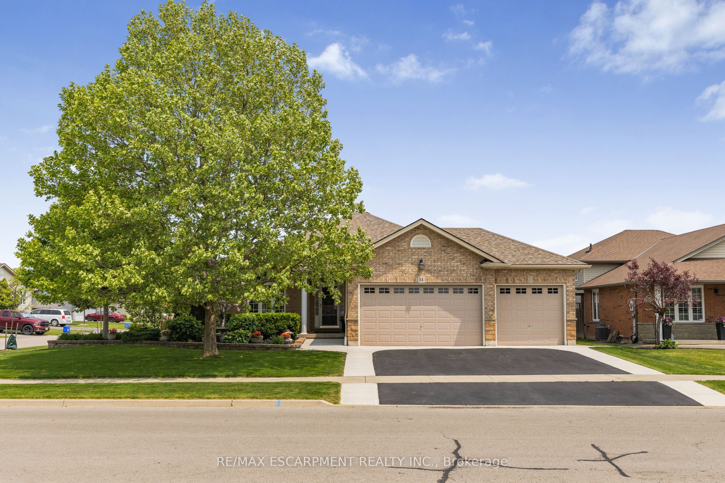 14 Mapleview Dr Property Photo 1