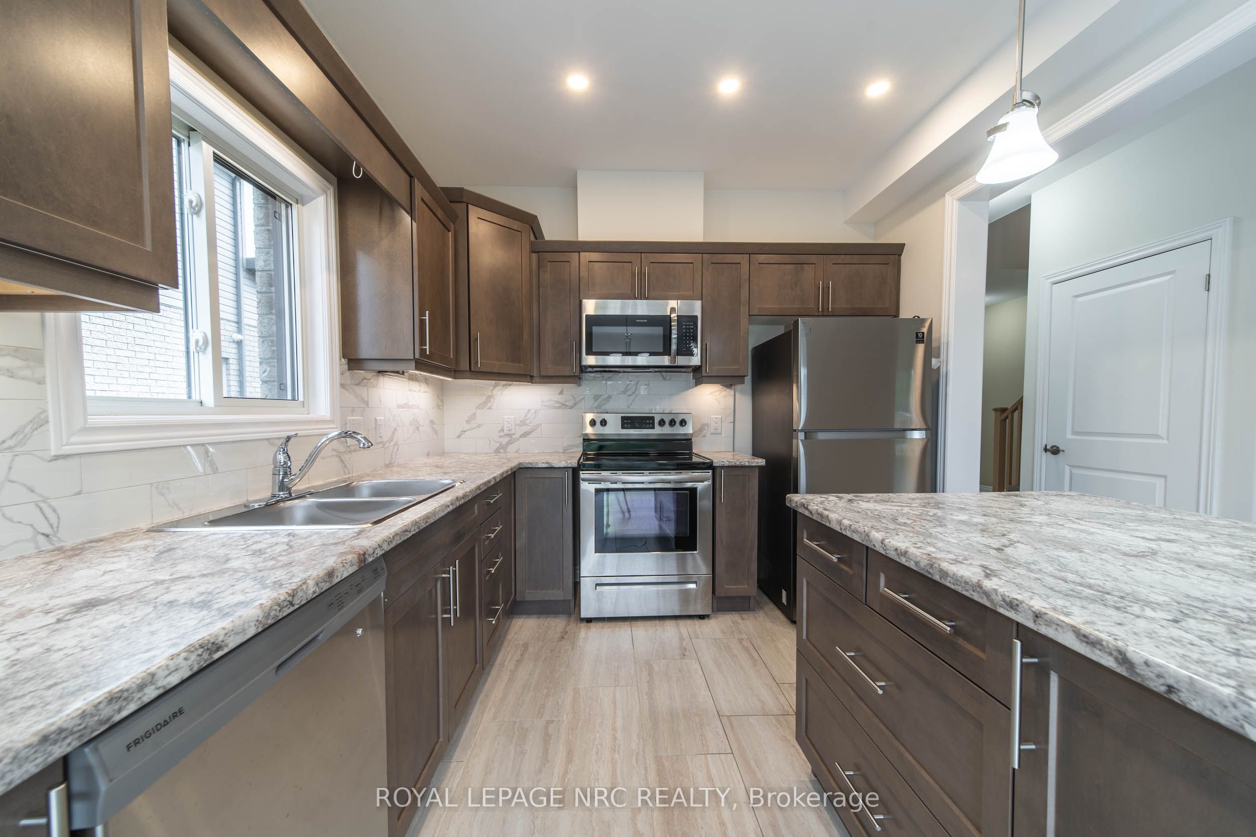 12 Berkshire Dr Property Photo 4